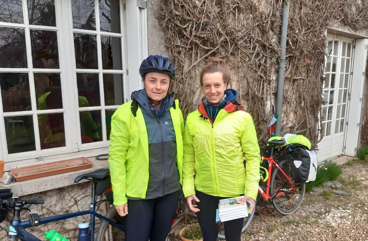 -«C'est un voyage thérapeutique» : elles font le tour de France à vélo pour leur enfant disparu