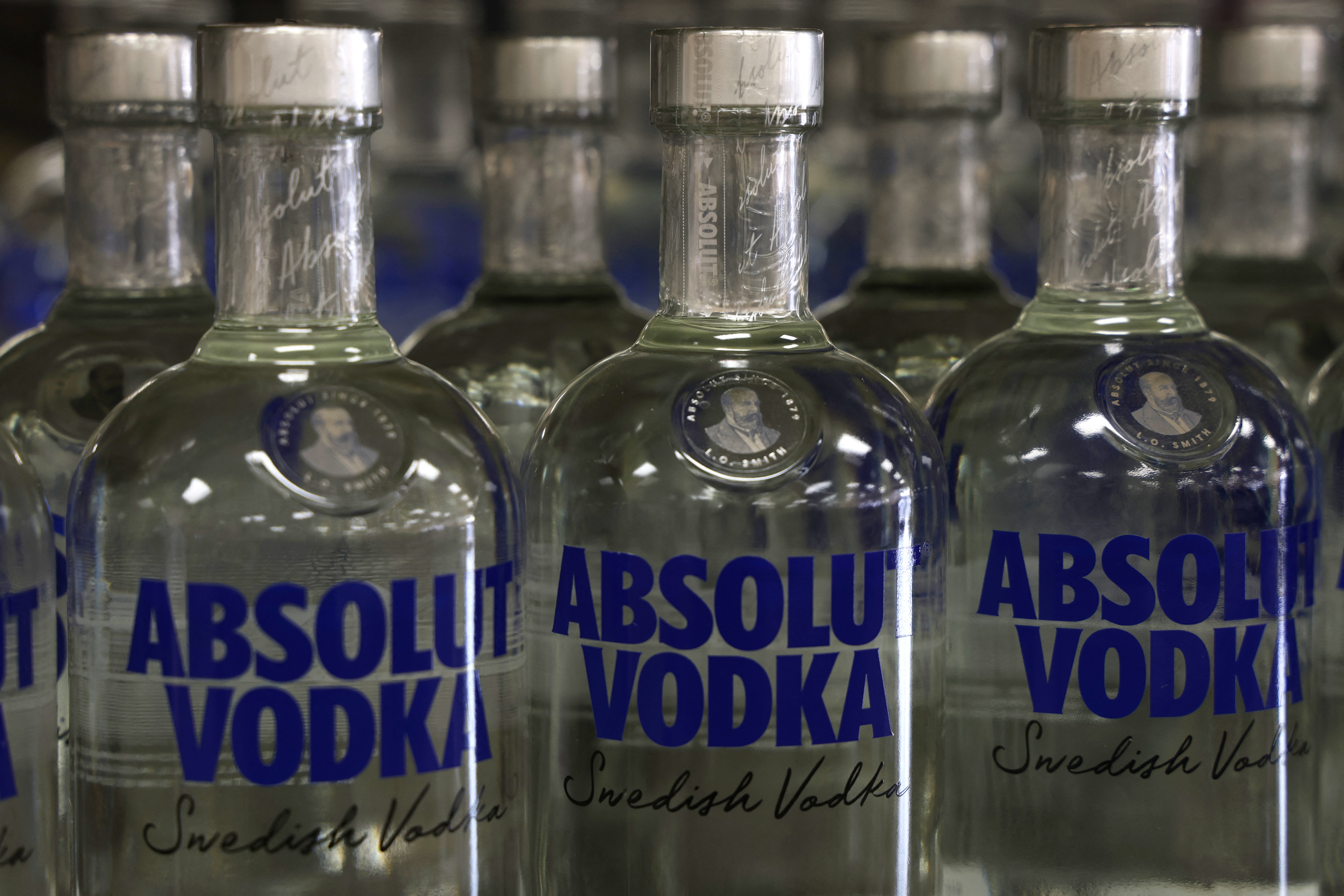 En soutien à l'Ukraine, la vodka russe bannie de plusieurs supermarchés  européens