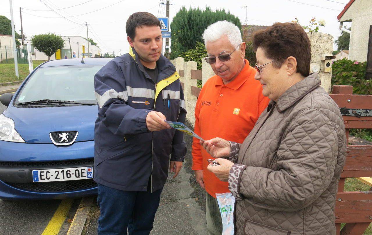 <b></b> Nanteuil-lès-Meaux, le 14 octobre. Lors de sa tournée matinale, Sébastien a remis à Pierre et Marie un prospectus détaillant les bons gestes à adopter pour le tri sélectif ainsi que l’emplacement des conteneurs à verre. 