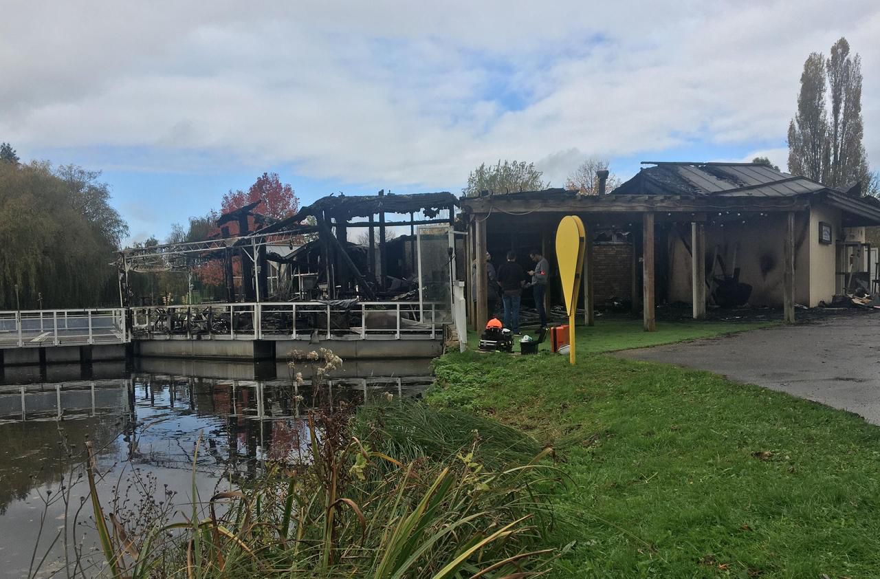 <b></b> Etampes, ce mardi 5 novembre 2019. Le restaurant et la terrasse de « l’Ile »,ont entièrement été détruits par un incendie volontaire.