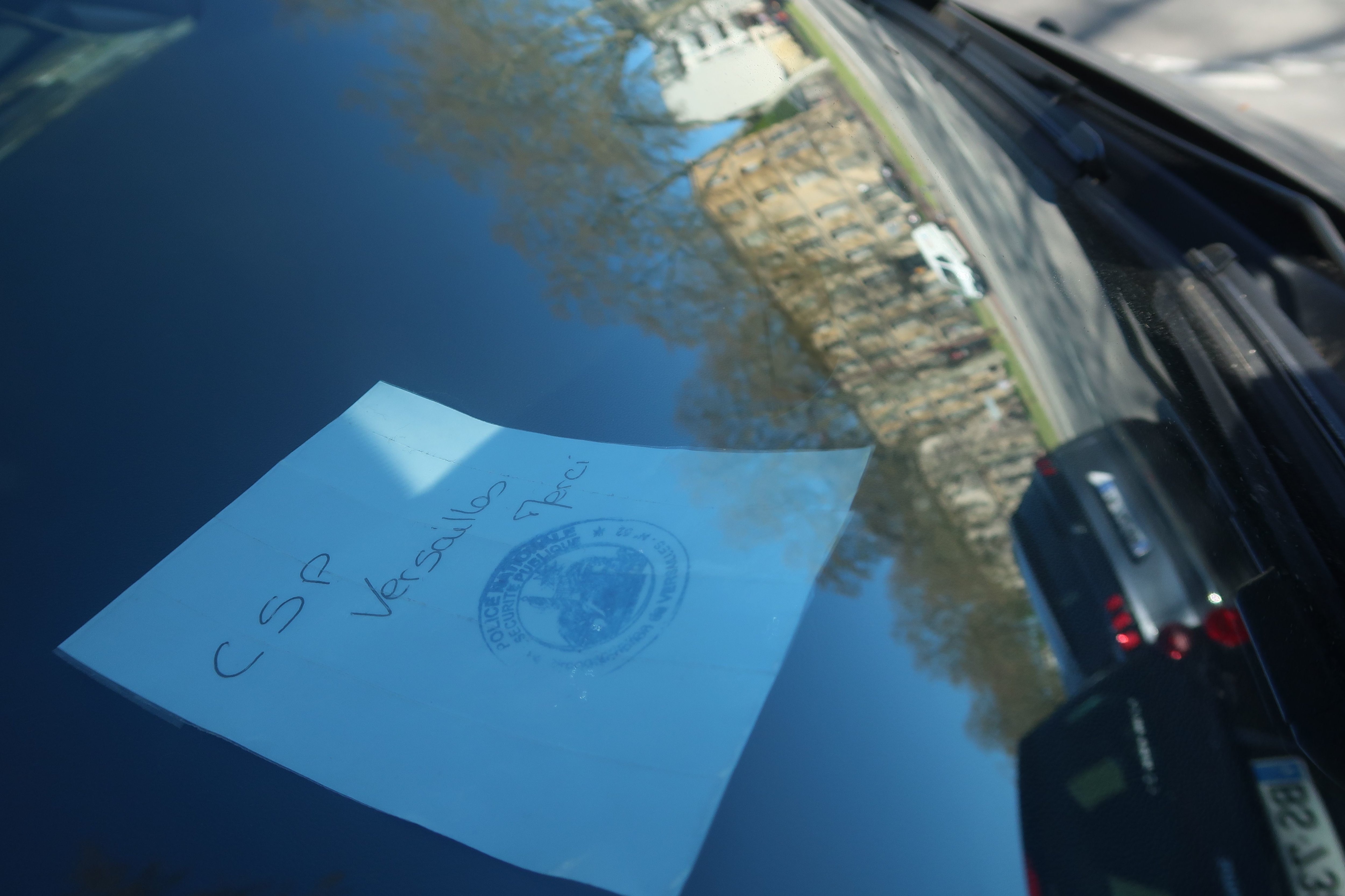 A Versailles, les policiers nationaux sont obligés de garer leur voiture sur l'avenue de Paris. Ils conviennent d'un code, comme un simple mot sur le pare-brise, pour que la police municipale ne les verbalise pas. LP/Mehdi Gherdane