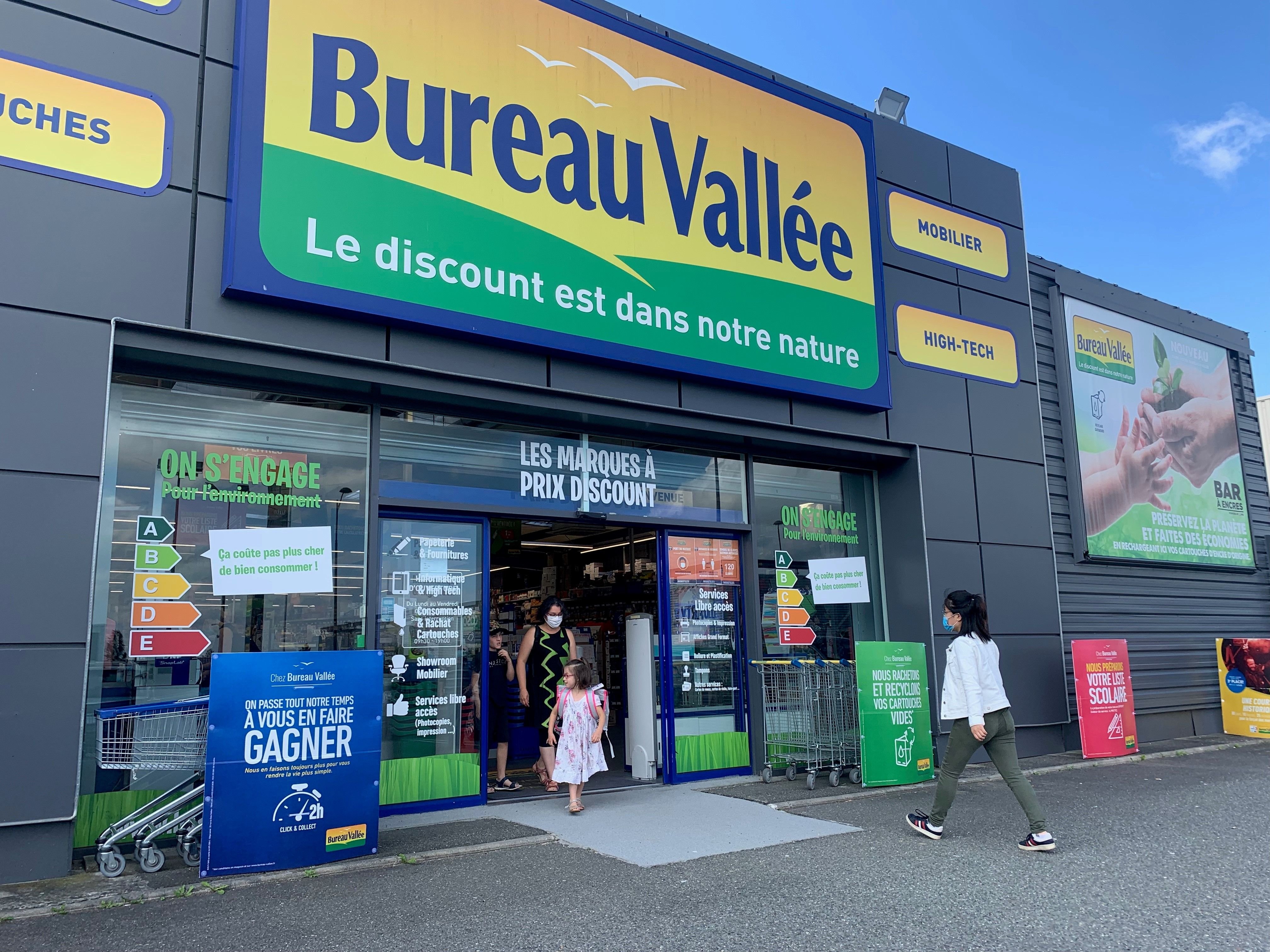 Au Bureau Vallée de Buchelay (Yvelines), «les prix sont attractifs et il y a plus de choix, contrairement à Intermarché ou Leclerc», estime une mère de famille. LP/Z.D.
