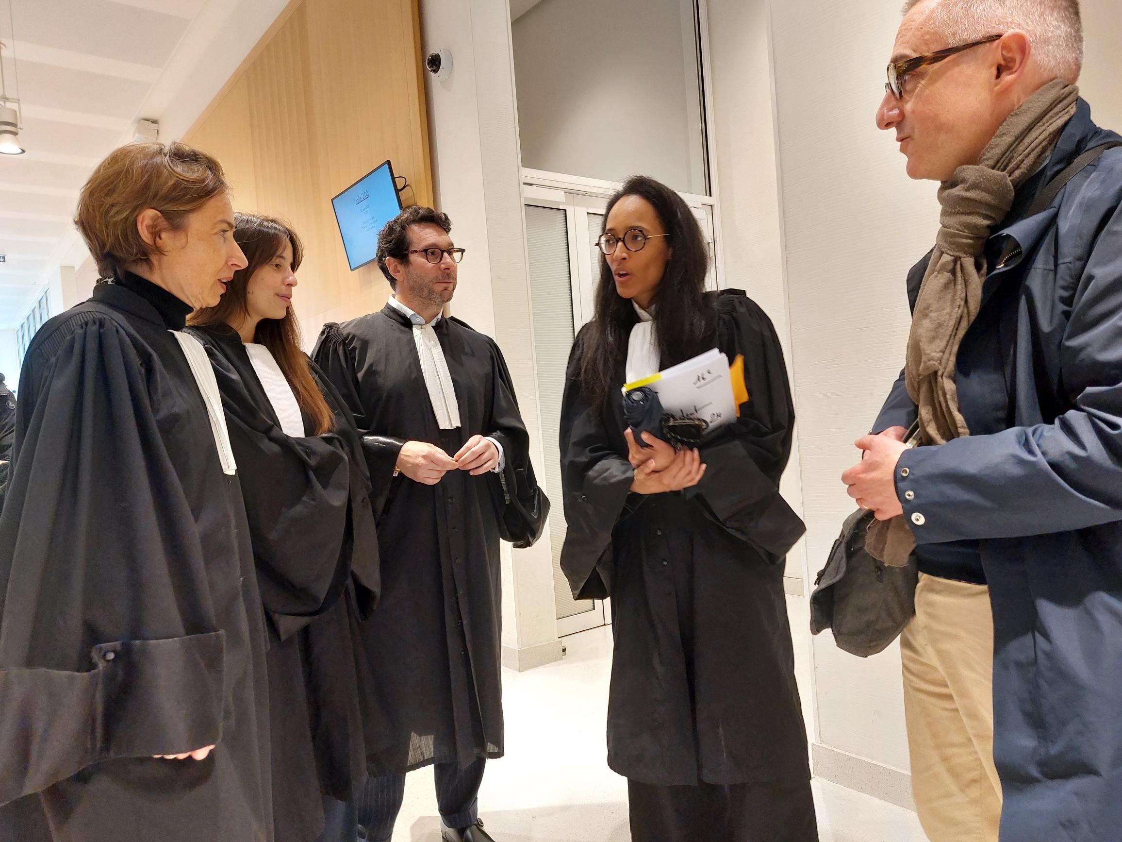 En avril, au lendemain de l'audience durant laquelle une avocate enceinte de 8 mois a perdu les eaux et fait un malaise, des membres du Conseil de l'ordre des avocats de Paris, et la vice-bâtonnière Vanessa Bousardo (deuxième en partant de la droite), ont appuyé la demande de renvoi de leurs confrères. LP/C.S.