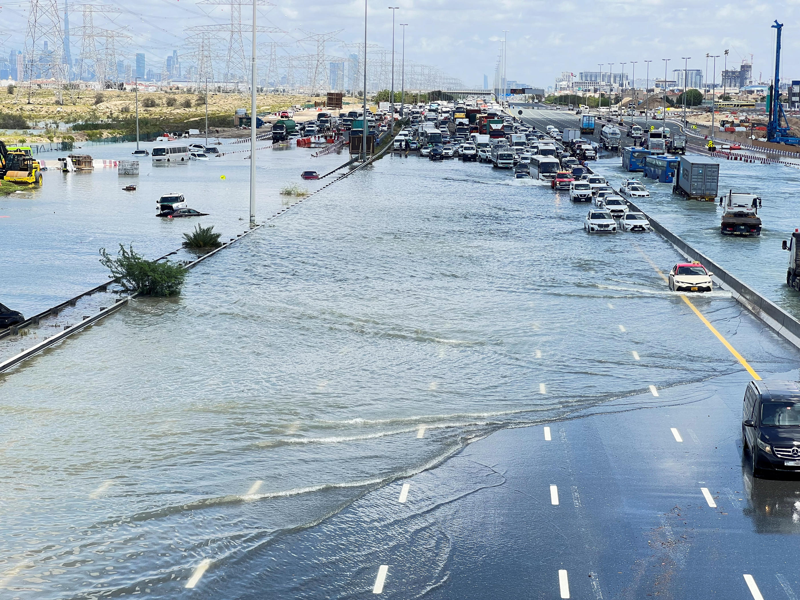 Des voitures bloquées par les inondations le 16 avril 2024 à Dubaï. REUTERS/Rula Rouhana