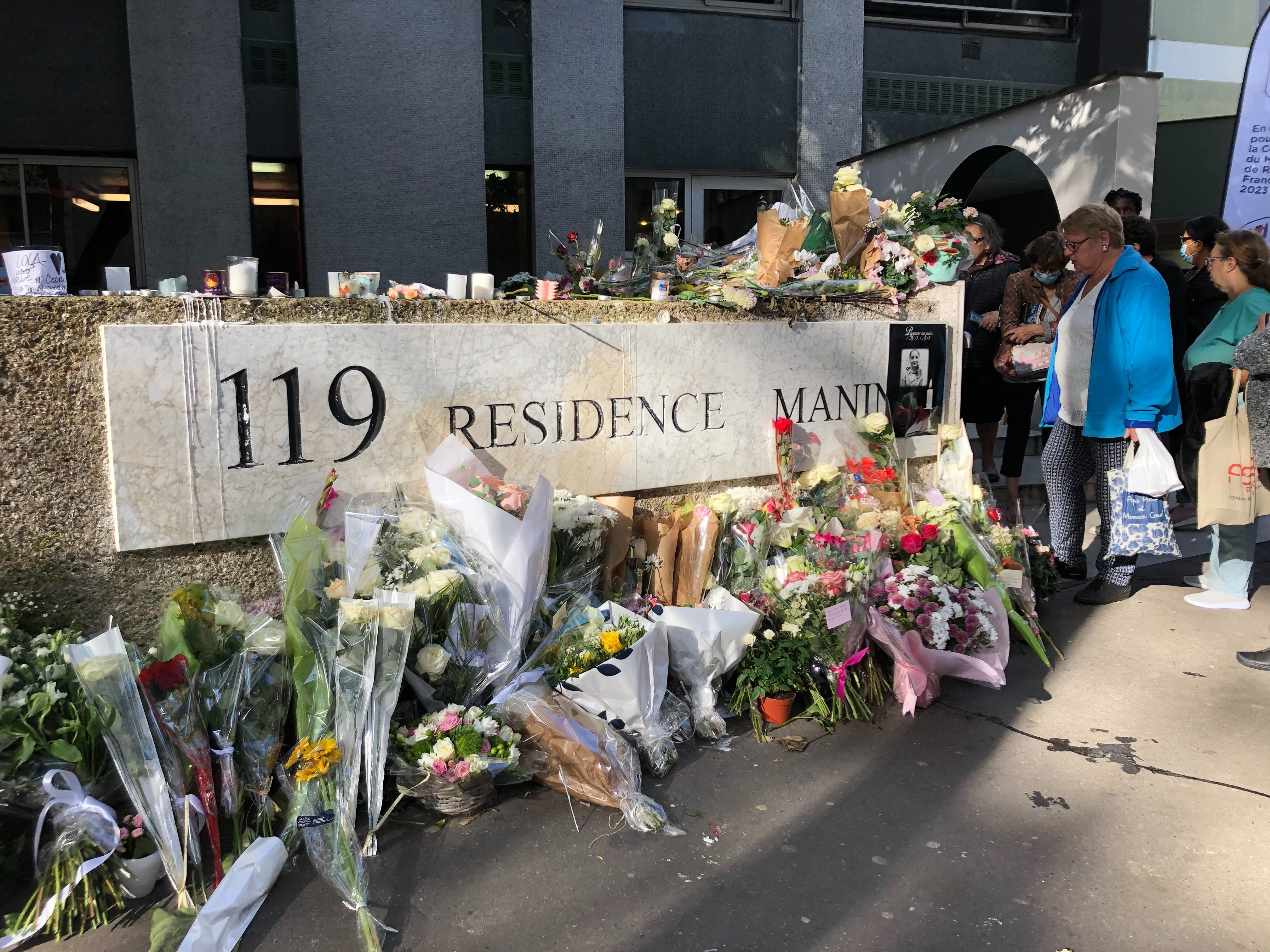 Paris (XIXe), le 19 octobre. Voisins, habitants du quartier et de tout Paris viennent rendre hommage à la jeune fille devant l'entrée de l'immeuble où elle habitait. LP/P.A.