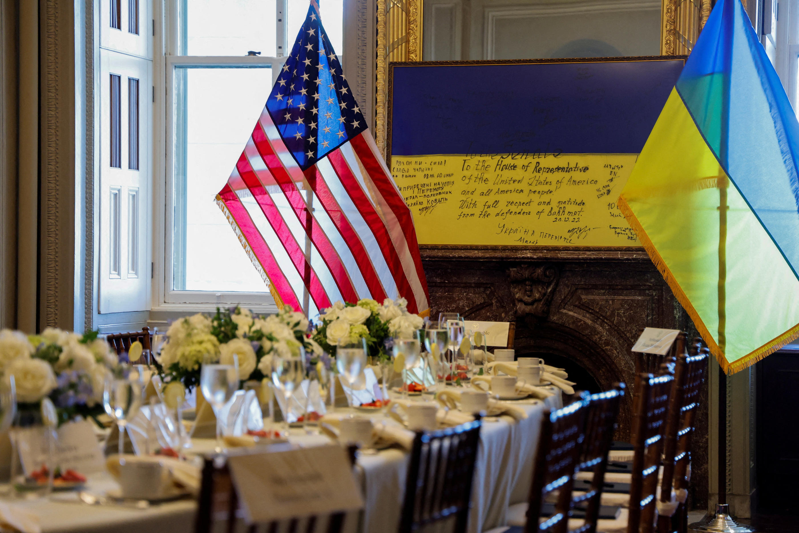 Les drapeaux américain et ukrainien lors d'une visite du président ukrainien Volodymyr Zelensky à Washington le 21 septembre 2023 (Illustration). Reuters/Jonathan Ernst