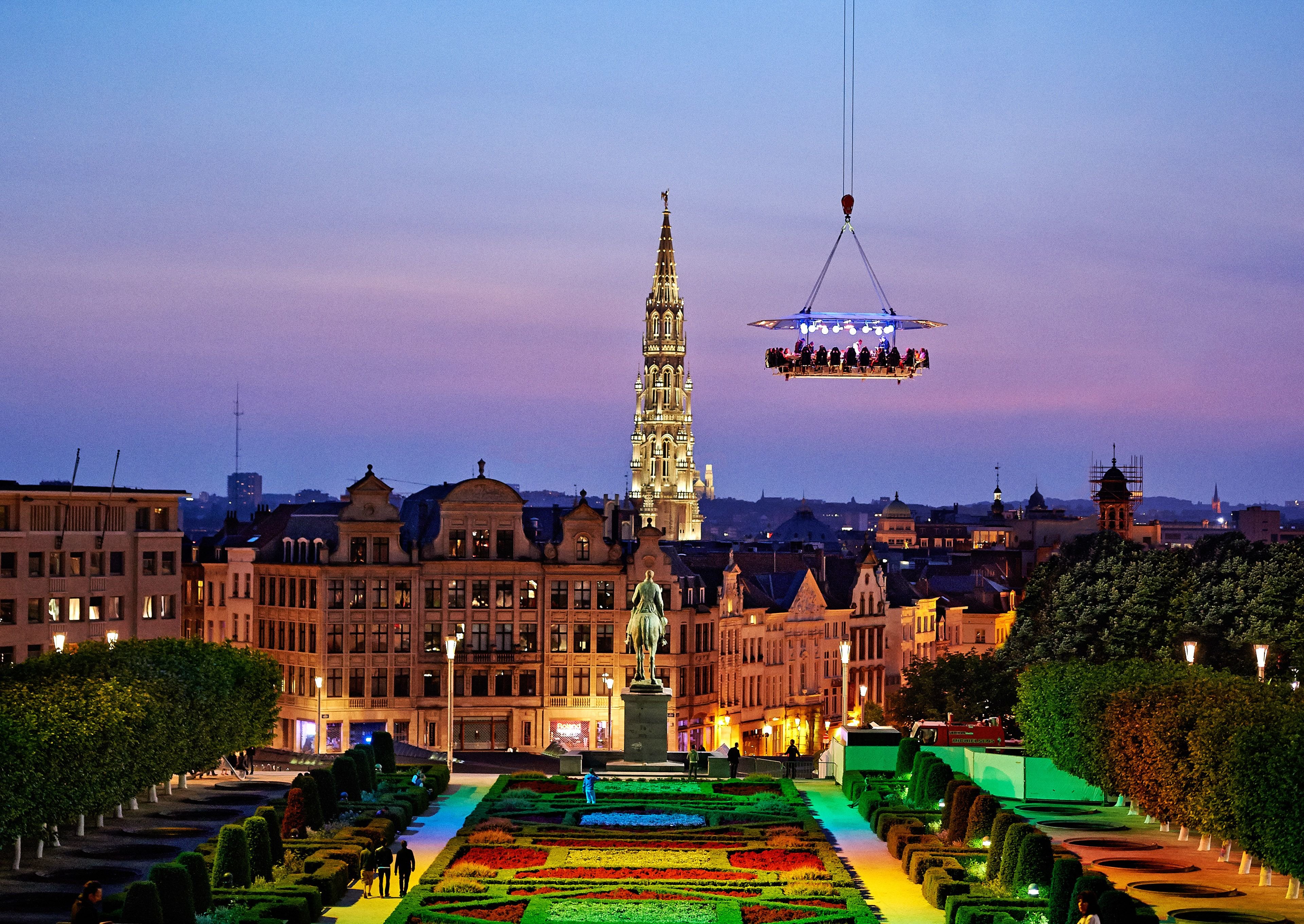 Après Dubaï, Paris ou Bruxelles, la nacelle de "Dinner in the Sky" fera escale à Reims au 19 au 22 septembre sur l'esplanade de la Porte de Mars.DR