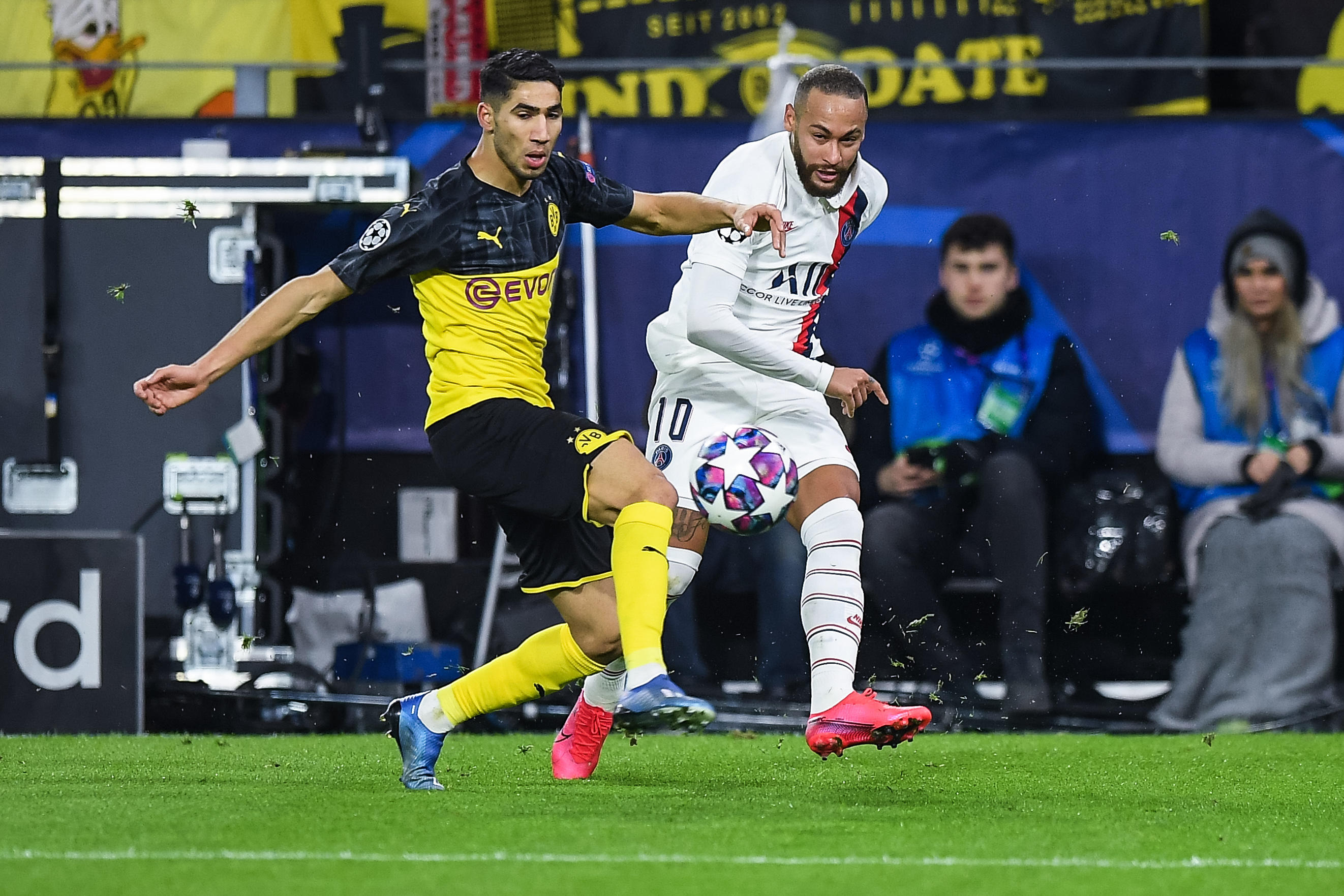 Achraf Hakimi, au duel avec Neymar, lors de sa deuxième saison à Dortmund en 2019-2020. Baptiste Fernandez/Icon Sport