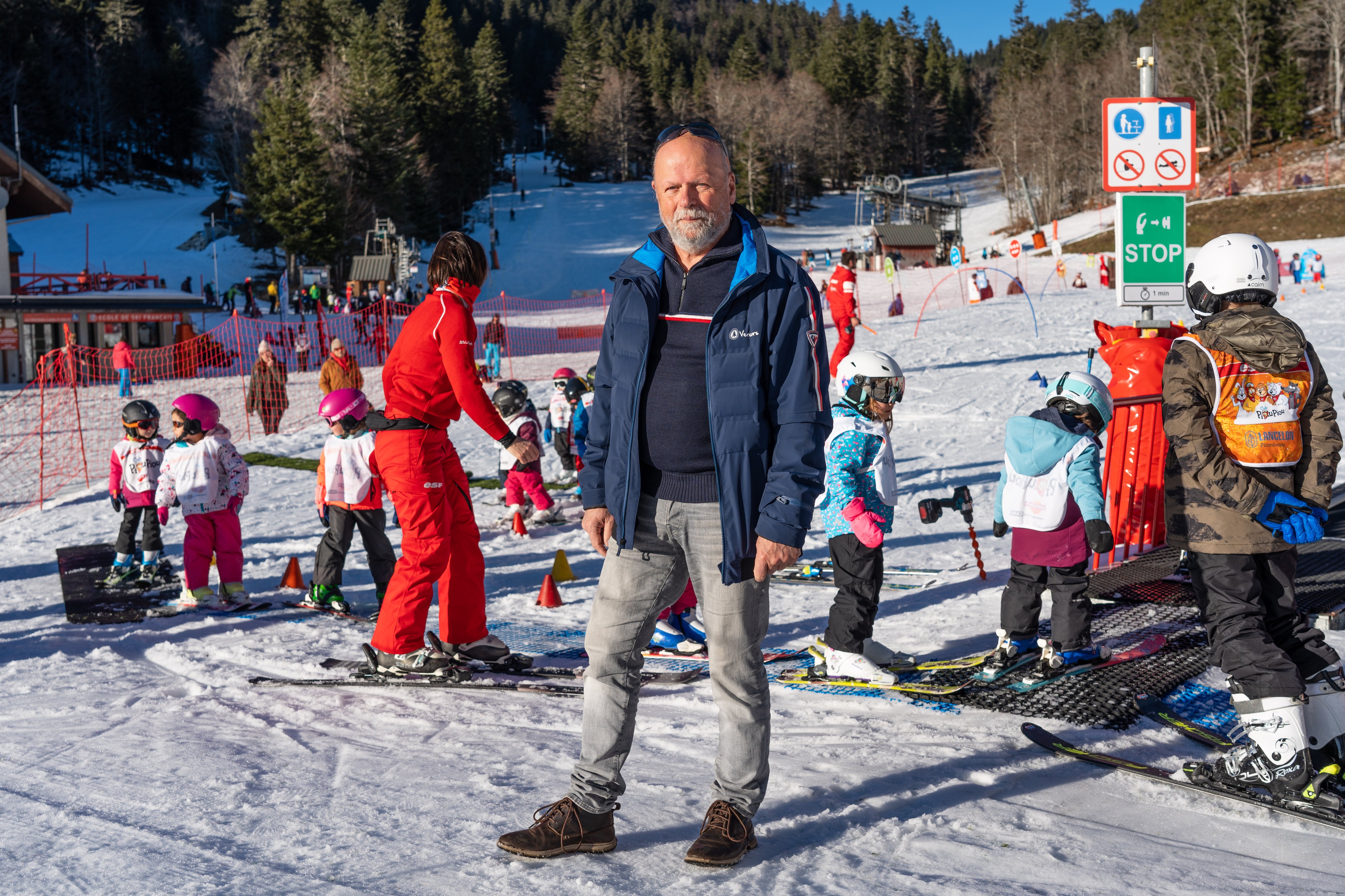 Au pied des pistes de ski alpin d'Autrans (Isère), le 27 décembre 2023, le maire d'Autrans-Méaudre, Hubert Arnaud, ne cache pas son inquiétude. LP/Thomas Pueyo