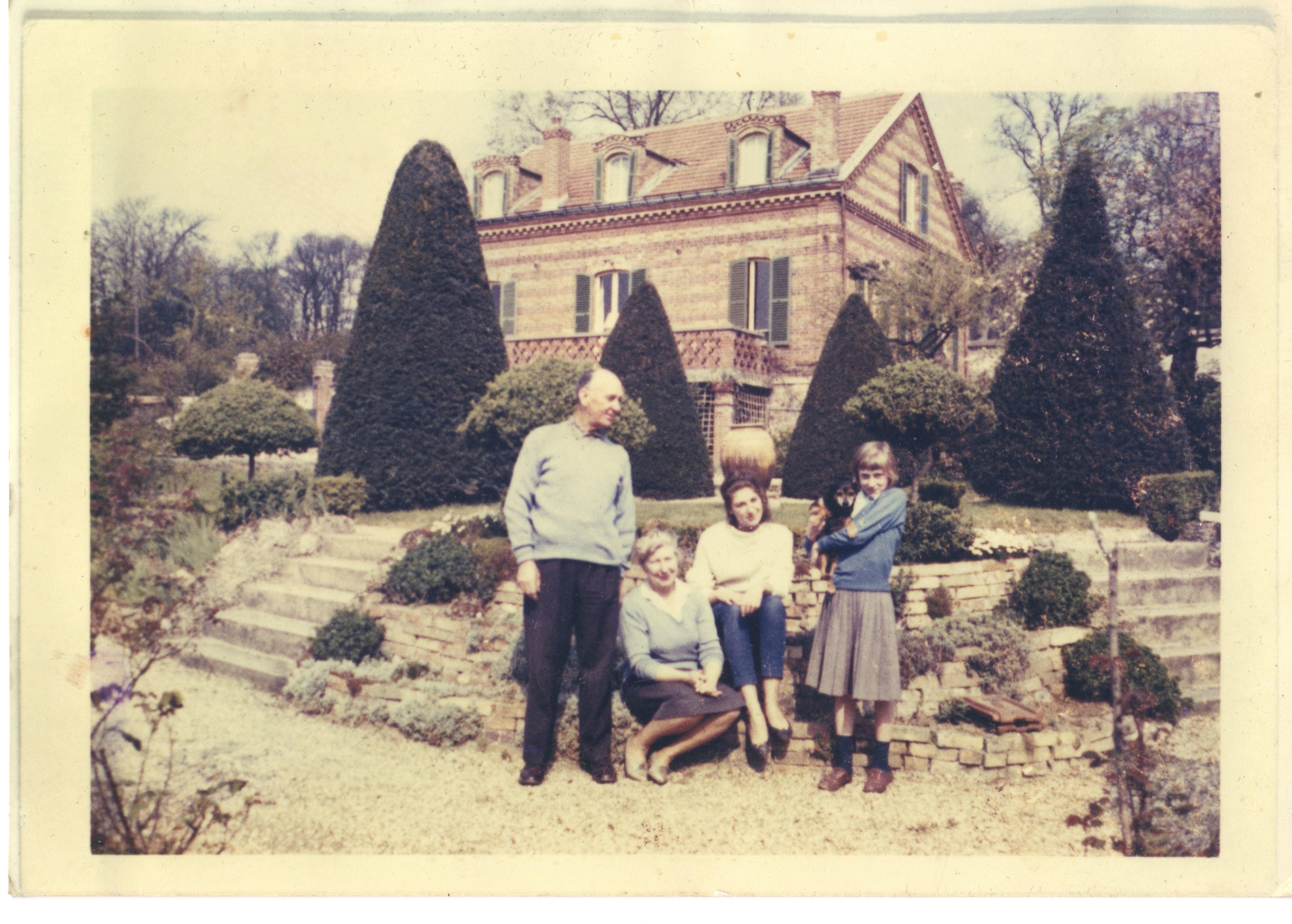 Le commandant Kieffer, ici avec sa femme et ses deux filles, résida de 1951 jusqu'à sa mort en 1962 à Cormeilles-en-Parisis (Val-d'Oise). DR