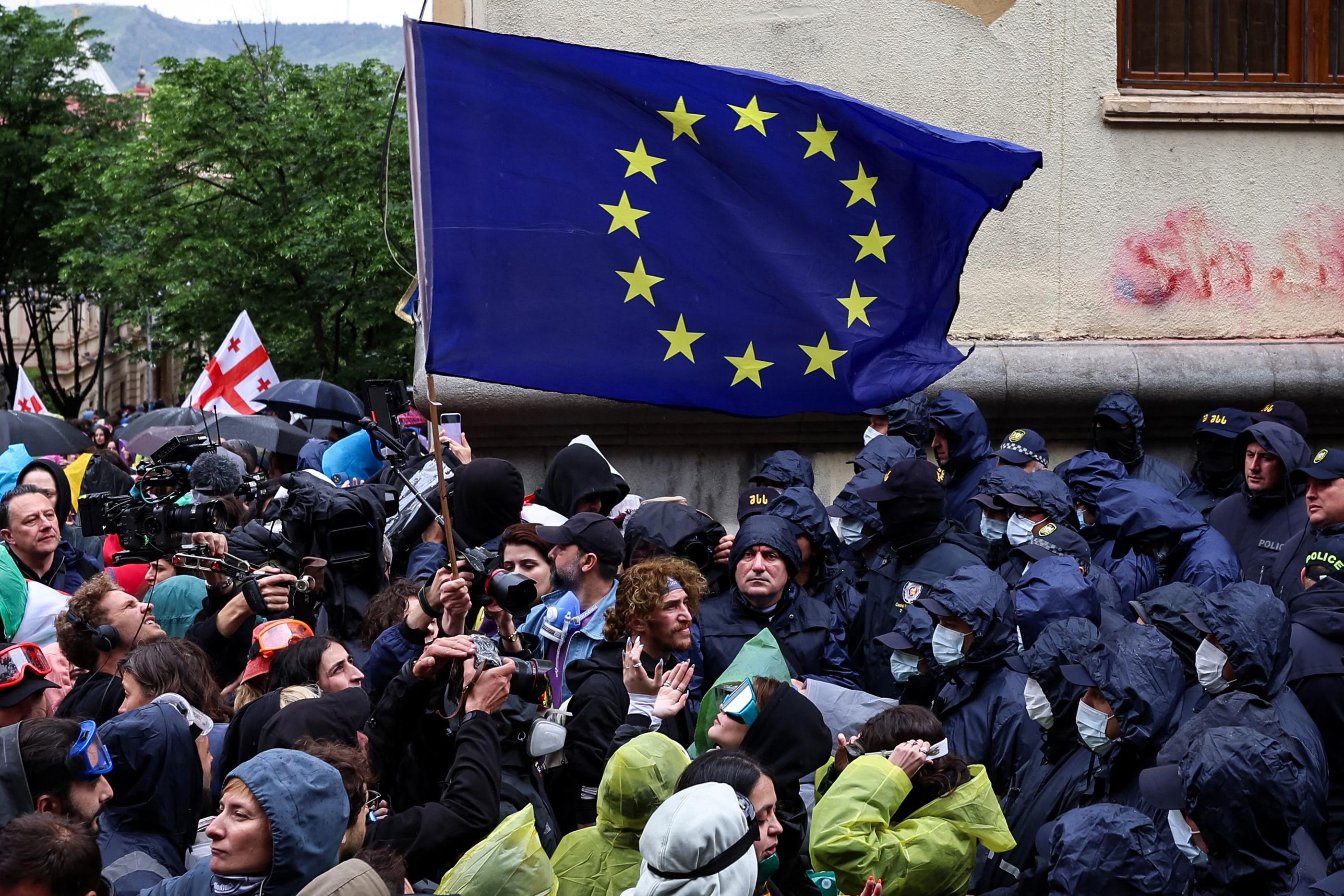Des géorgiens protestent contre le projet de loi controversé sur « l'influence étrangère » lors d'une nouvelle manifestation à Tbilissi, le 14 mai. AFP/Giorgi Arjevanidze