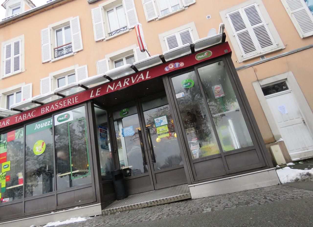 <b></b> Le bar tabac brasserie le Narval, à Viry-Châtillon, a été victime d’un braquage ce mardi soir. Les clients tentent de soutenir les gérants et ses employés.