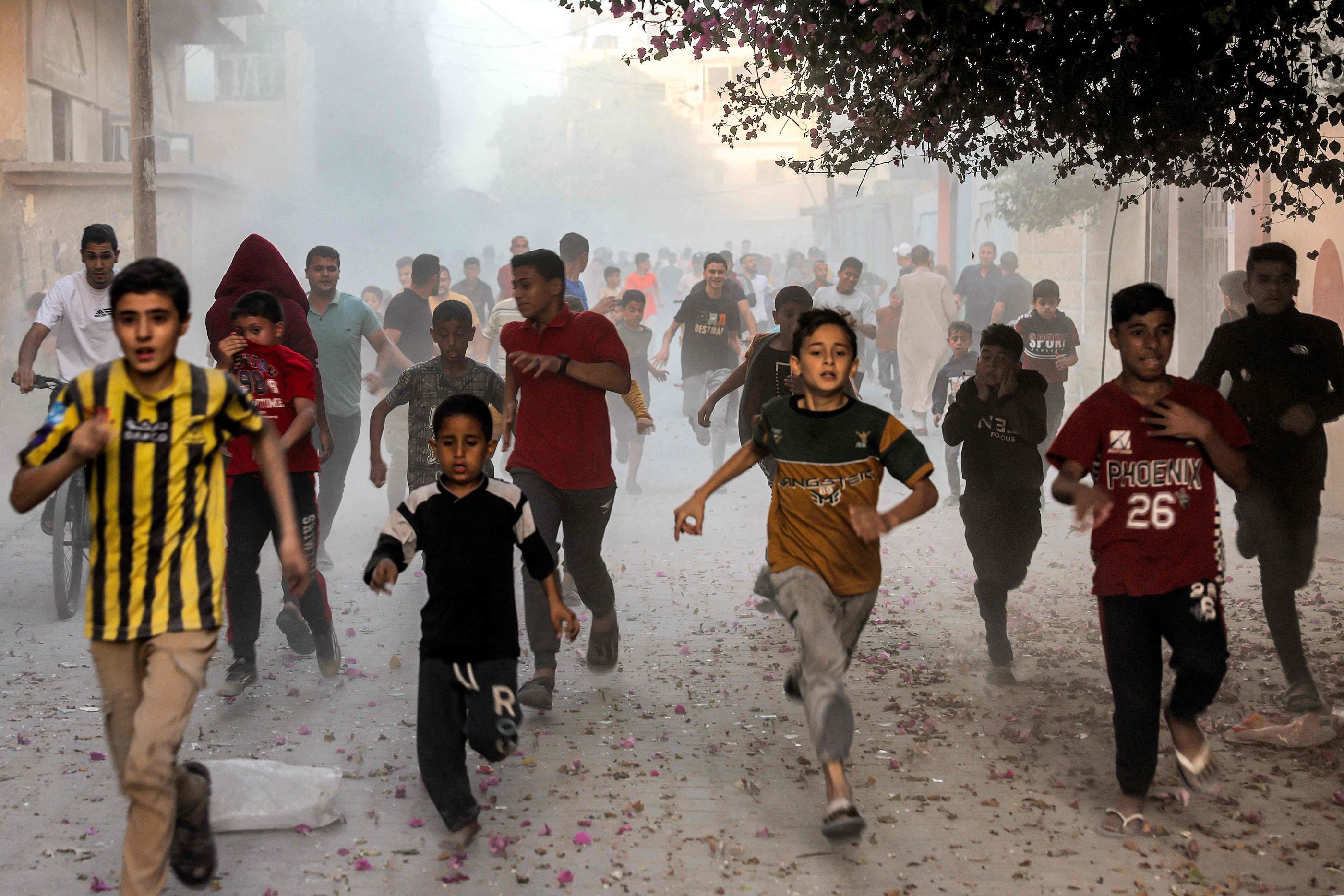 Des enfants palestiniens fuient les bombardements israéliens à Rafah, dans le sud de la bande de Gaza, le 6 novembre 2023. Mohammed ABED/AFP