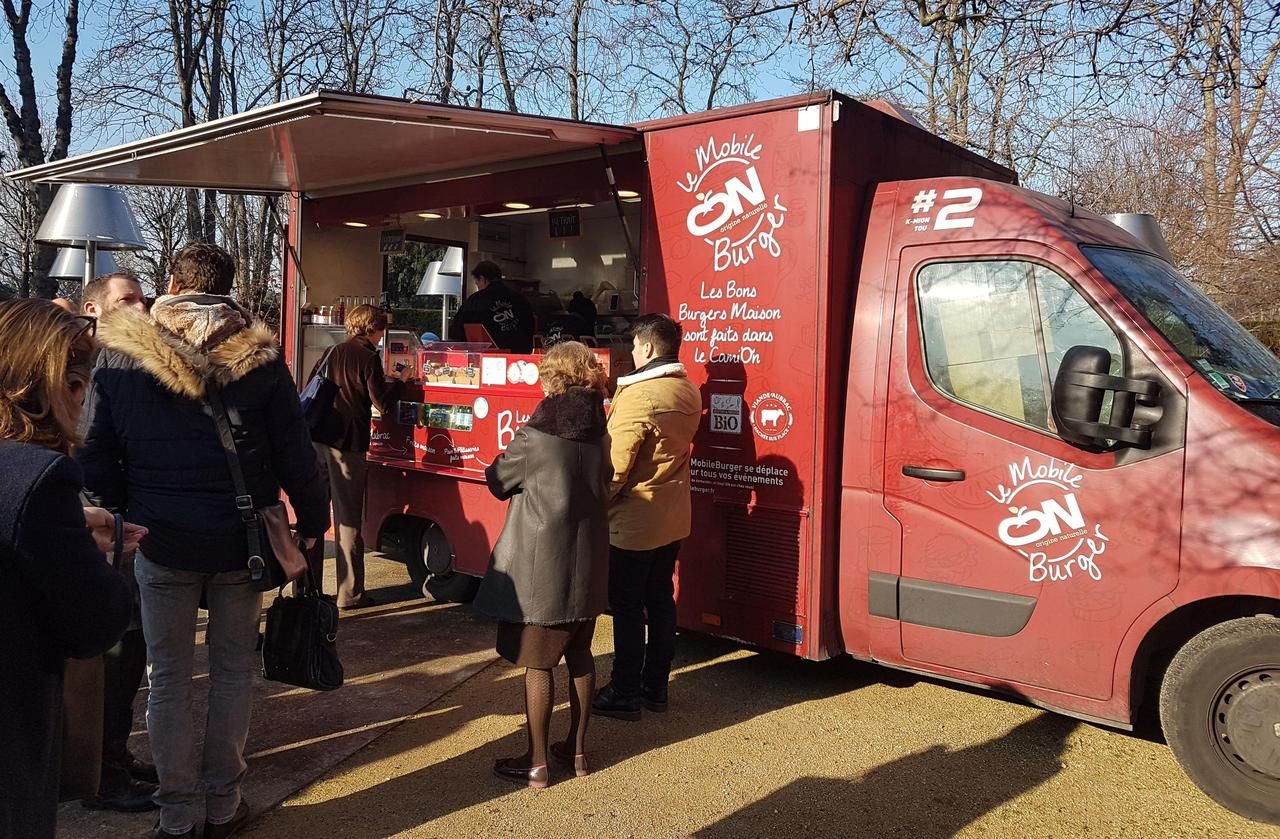 <b></b> Le Mobile Burger a été le premier food truck à s’installer à Saint-Maur-des-Fossés, dans le Val-de-Marne (ici en déplacement à l’OCDE, Paris XVI<sup>e</sup>).