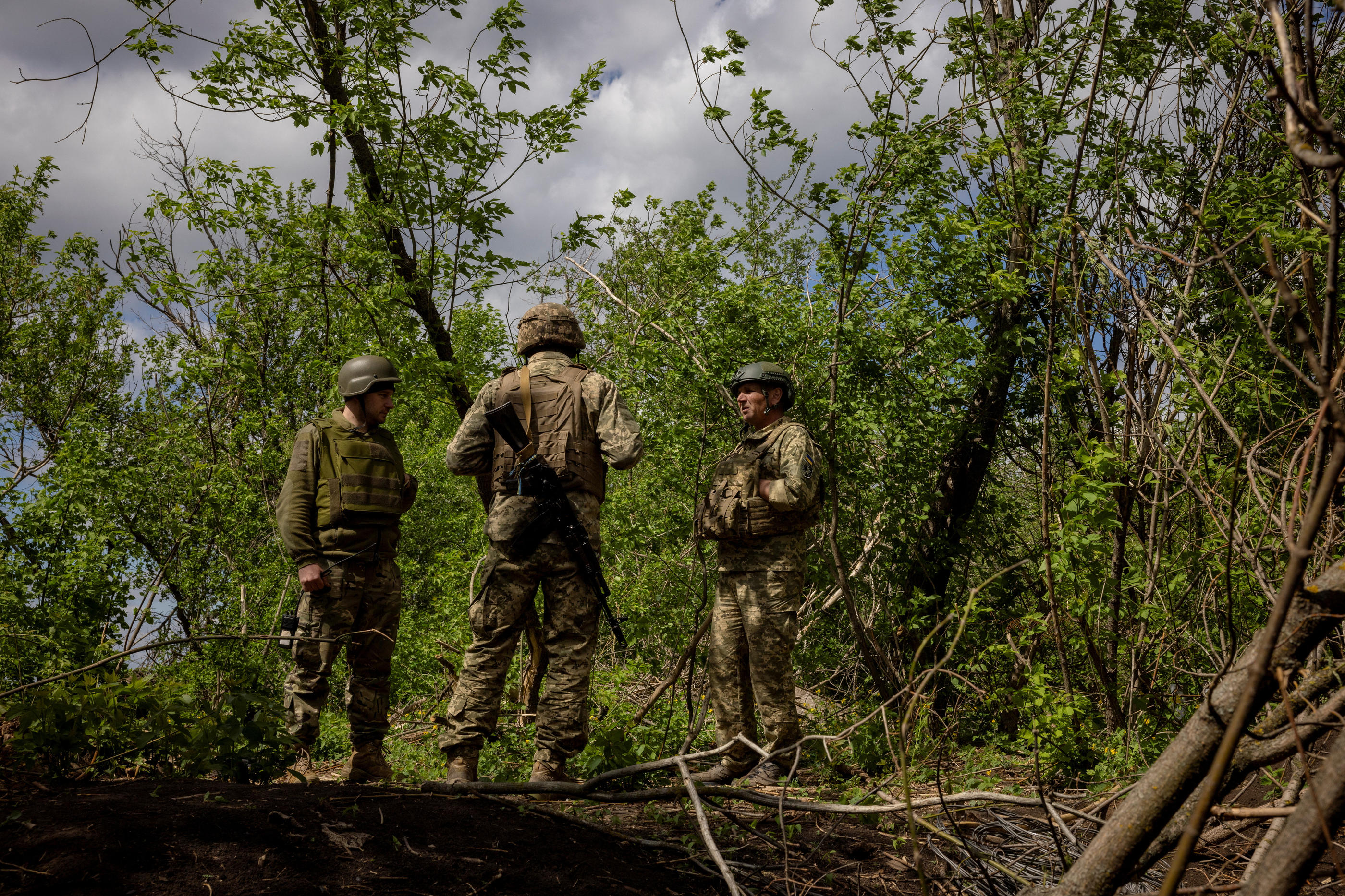 Des soldats ukrainiens dans la zone de Tchassiv Iar, prise pour cible par la Russie. Reuters / Thomas Peter