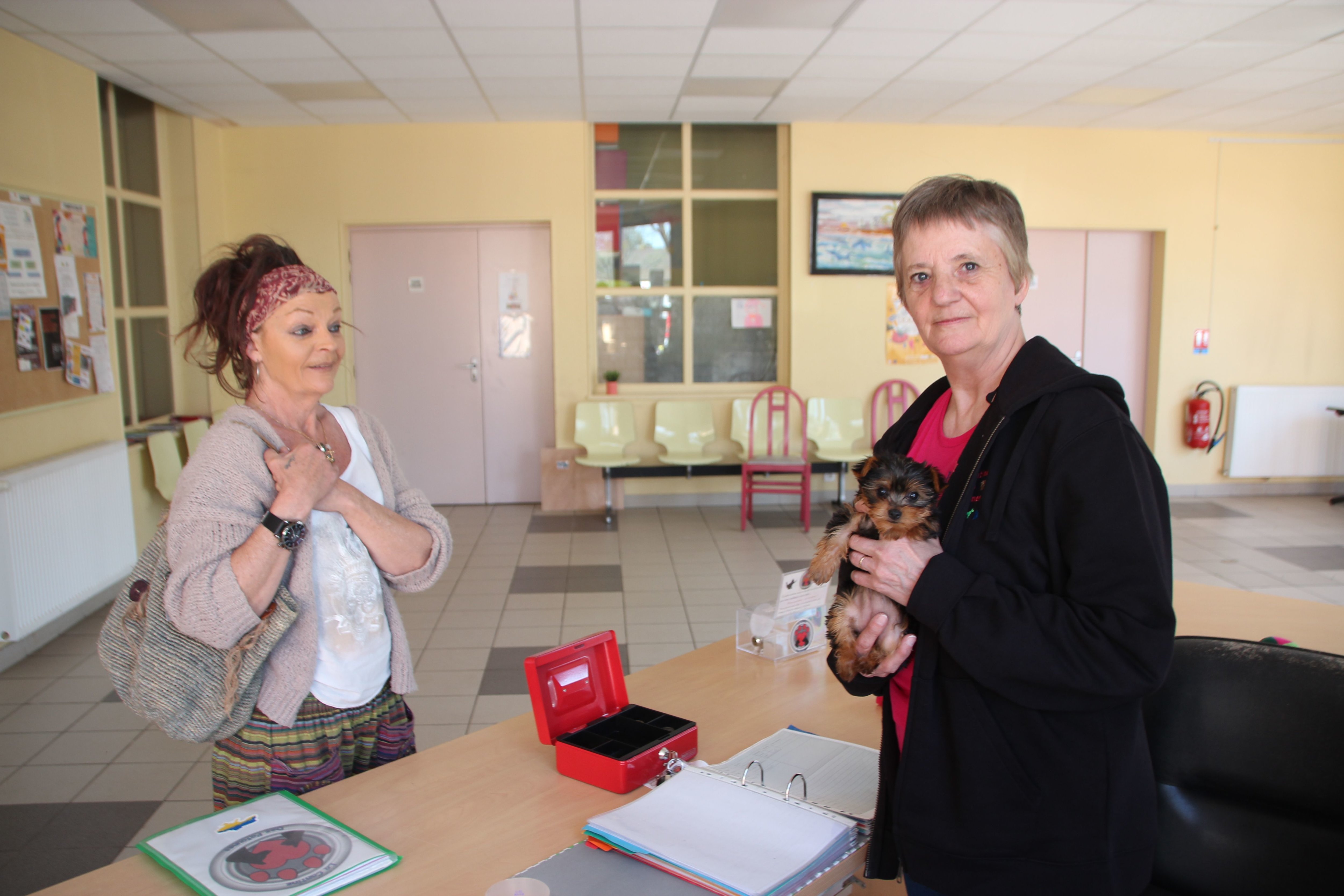 Coutances (Manche), le 20 avril 2023. Une bénévole de la Cantine des Patounes (à droite) reçoit Corinne (à gauche), qui vit actuellement au RSA et peine à nourrir son animal de compagnie. LP/Bertrand Fizel