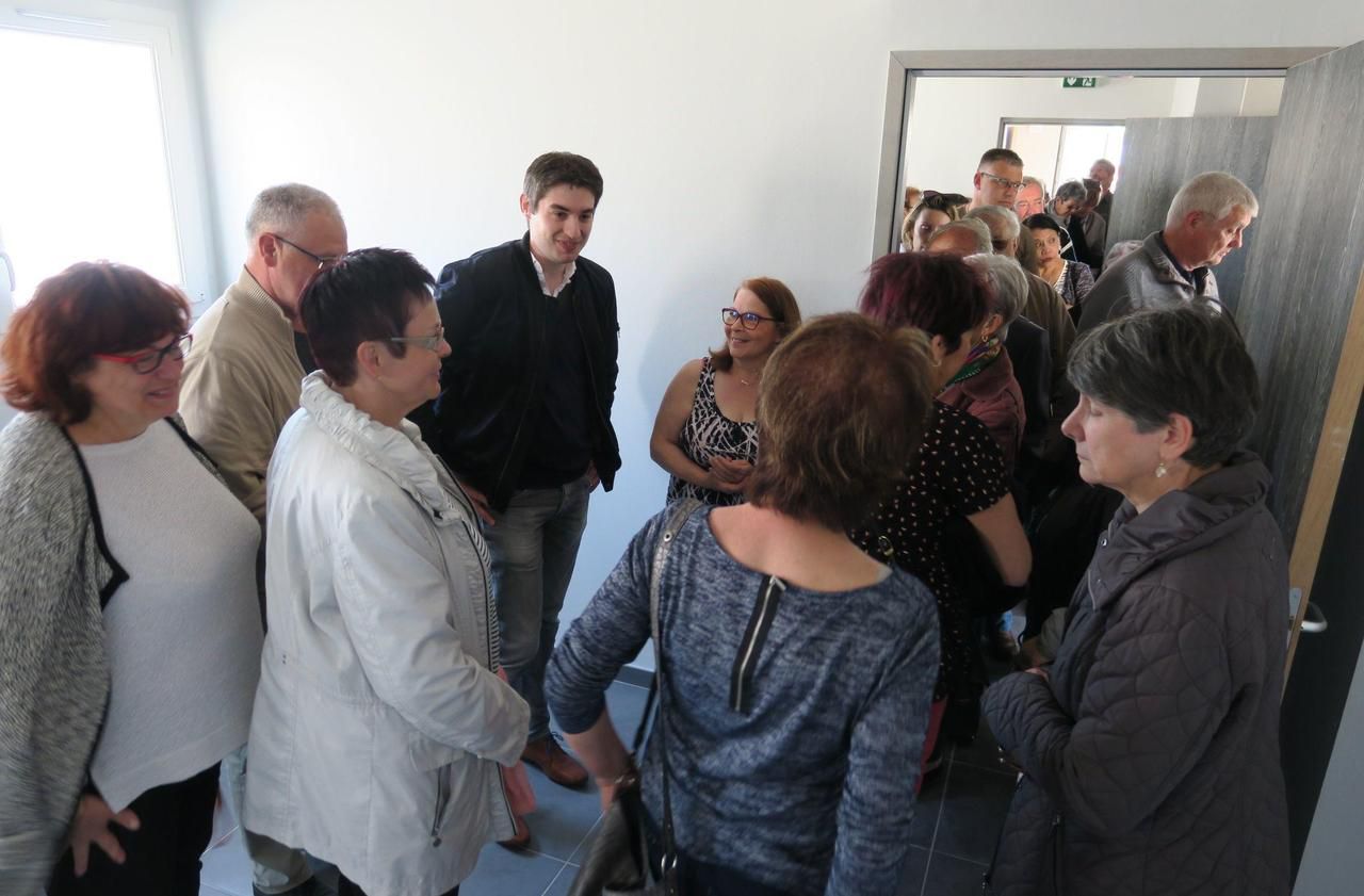 <b></b> Cinqueux, ce samedi. Frédéric Petit (au centre avec une veste noire) a fait connaissance avec ses futurs patients lors de l’inauguration de la maison médicale de la commune.