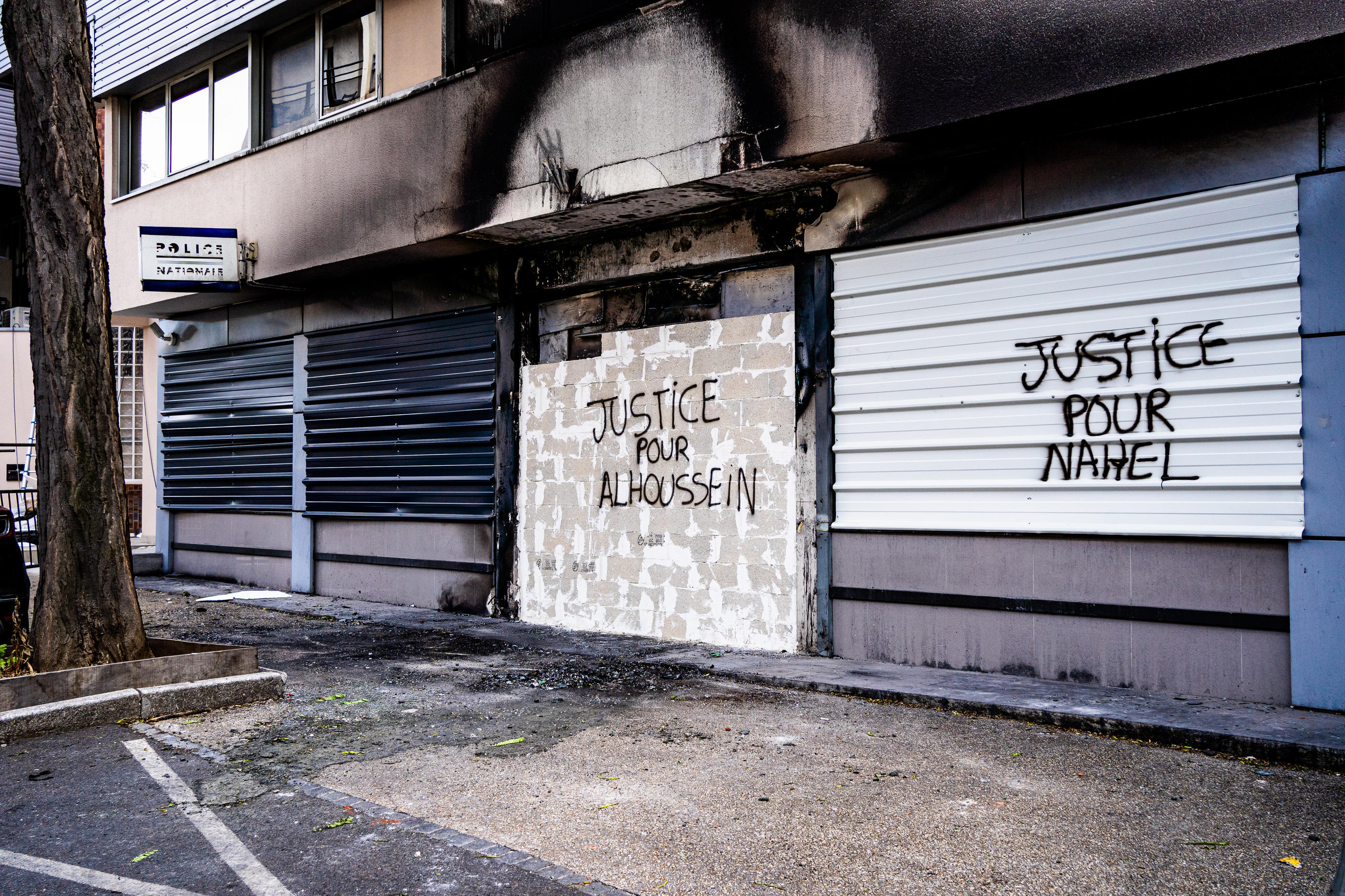 Bagnolet (Seine-Saint-Denis), le 3 juillet 2023. Le commissariat de police a été pris pour cible par les émeutiers. La porte d'entrée a été incendiée et la façade taguée. Hans Lucas/Amaury Cornu
