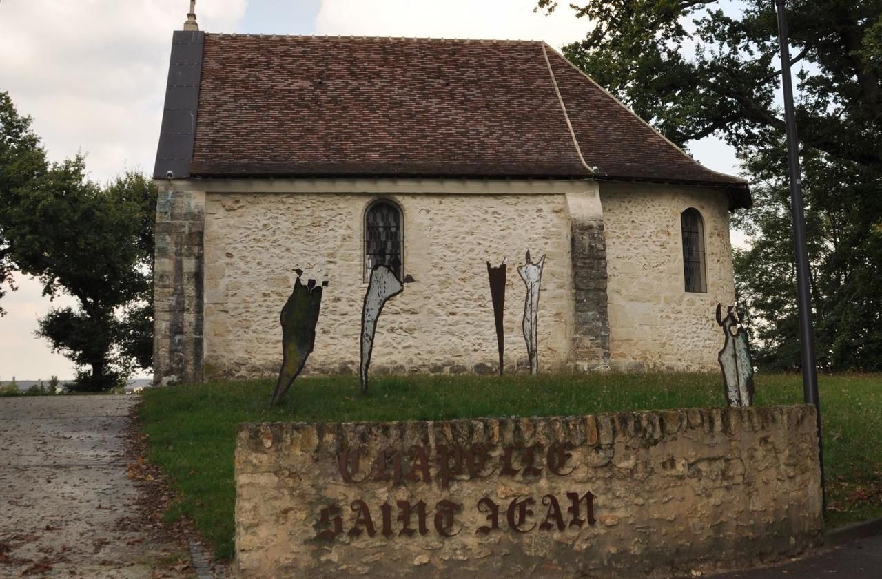 <b></b> Fontenay-le-Fleury. C’est sur le tertre Saint-Jean, à proximité de la chapelle, que la table d’orientation a été installée. 