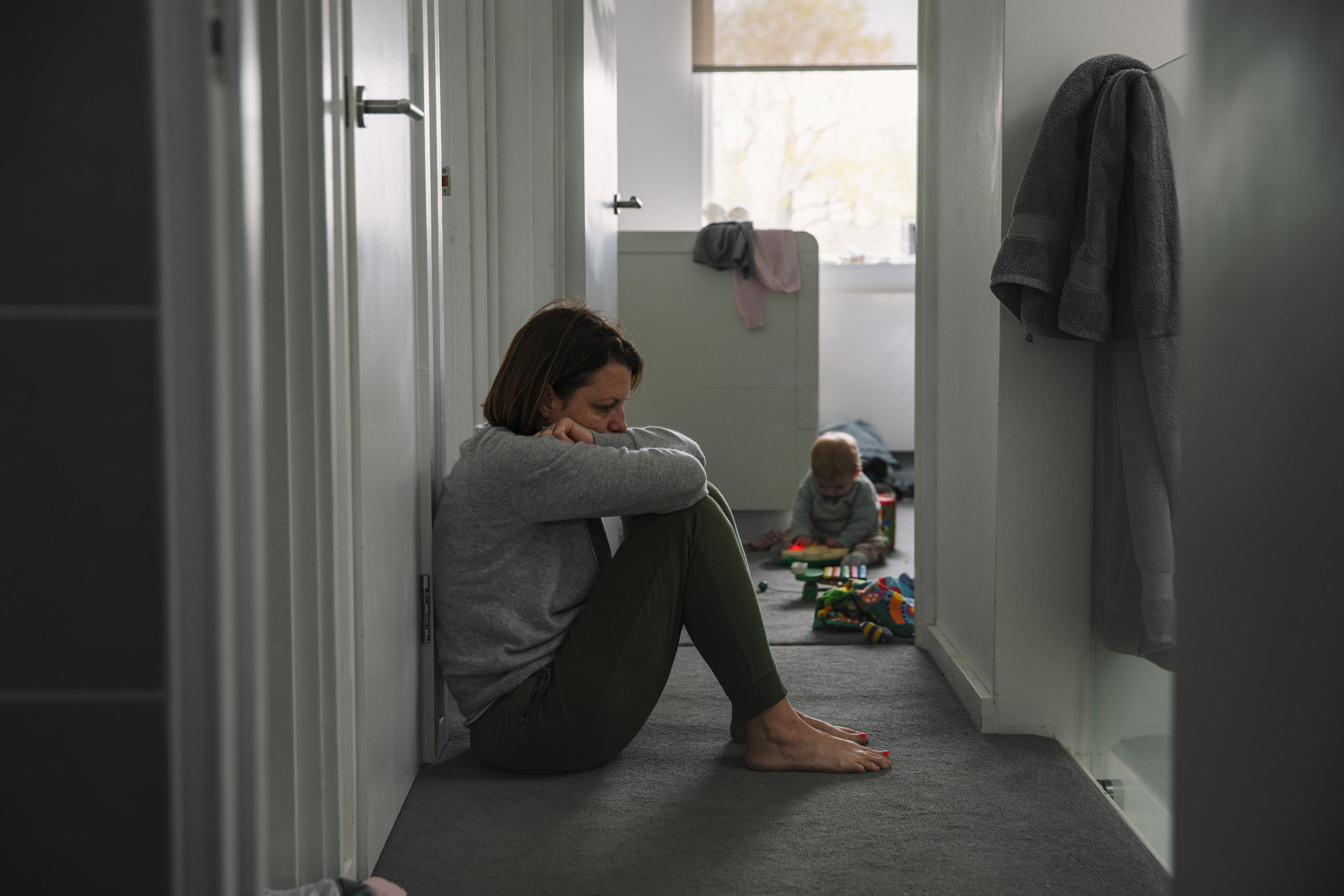 Le burn-out maternel est une puissante dépression qui éloigne une femme de ses enfants. Justin Paget