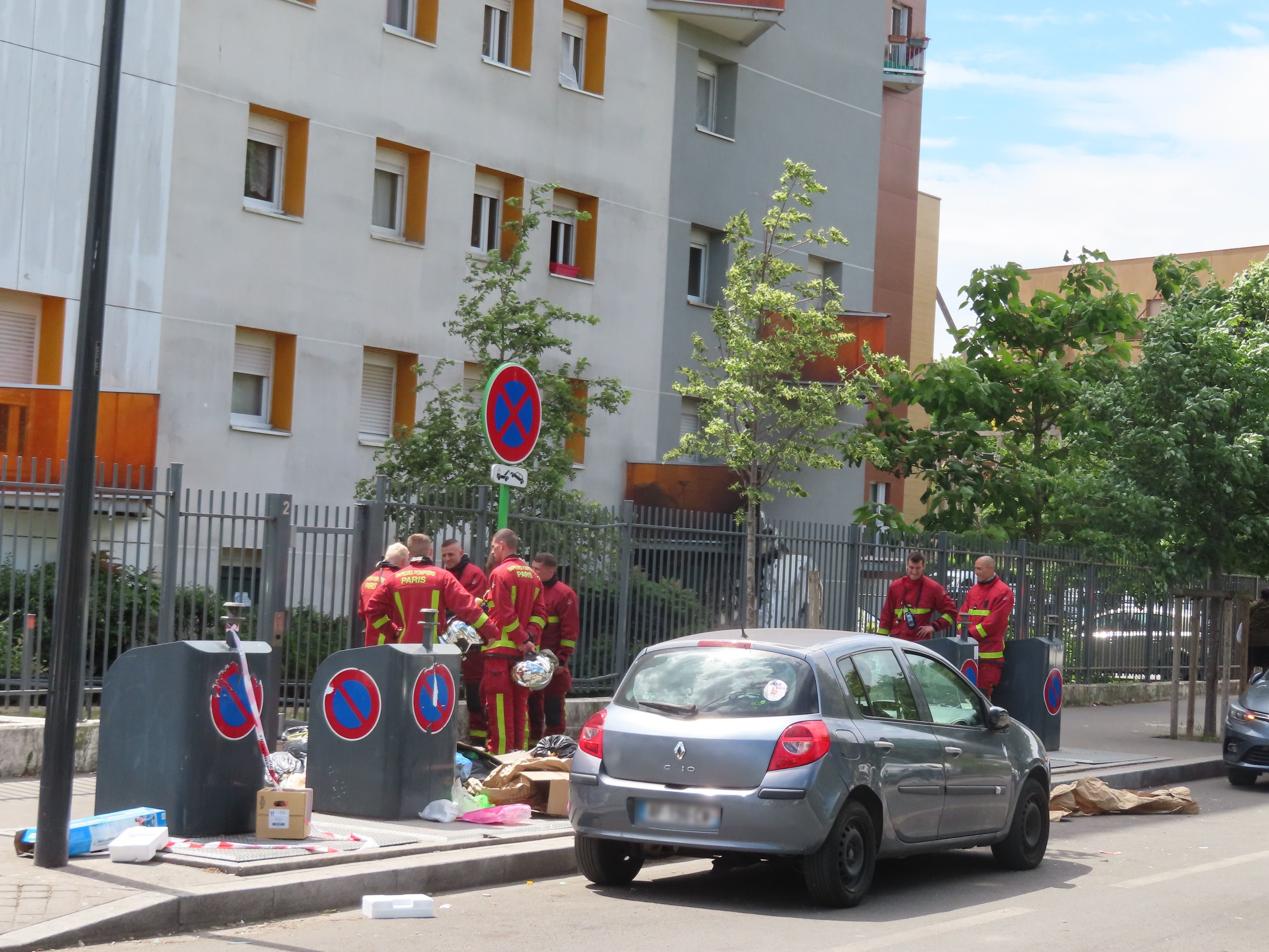 Pierrefitte-sur-Seine, ce jeudi. Au lendemain de l'incendie mortel, des pompiers effectuaient les dernières constatations au pied de l'immeuble. LP/Alexandre Arlot