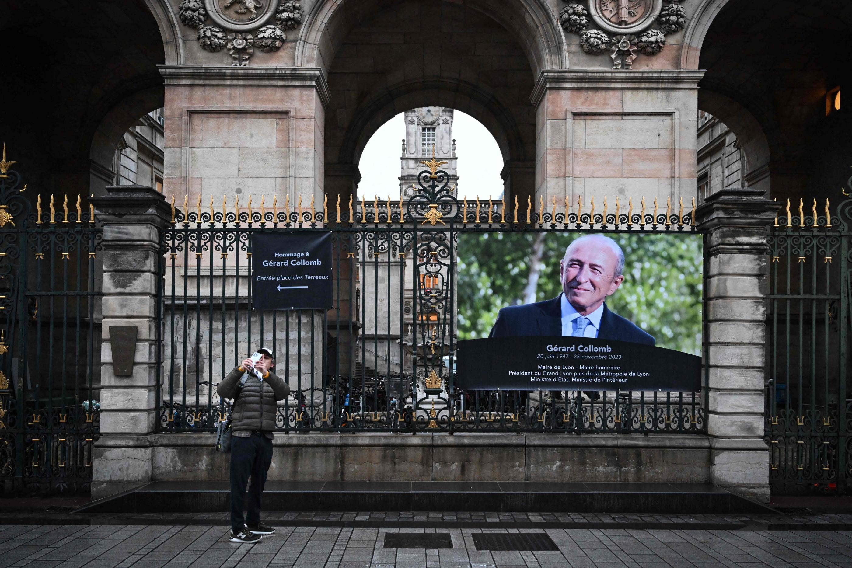 Depuis lundi, les Lyonnais ont pu rendre hommage à leur ancien maire, Gérard Collomb à l'hôtel de ville de la place des Terreaux. AFP/Olivier CHASSIGNOLE