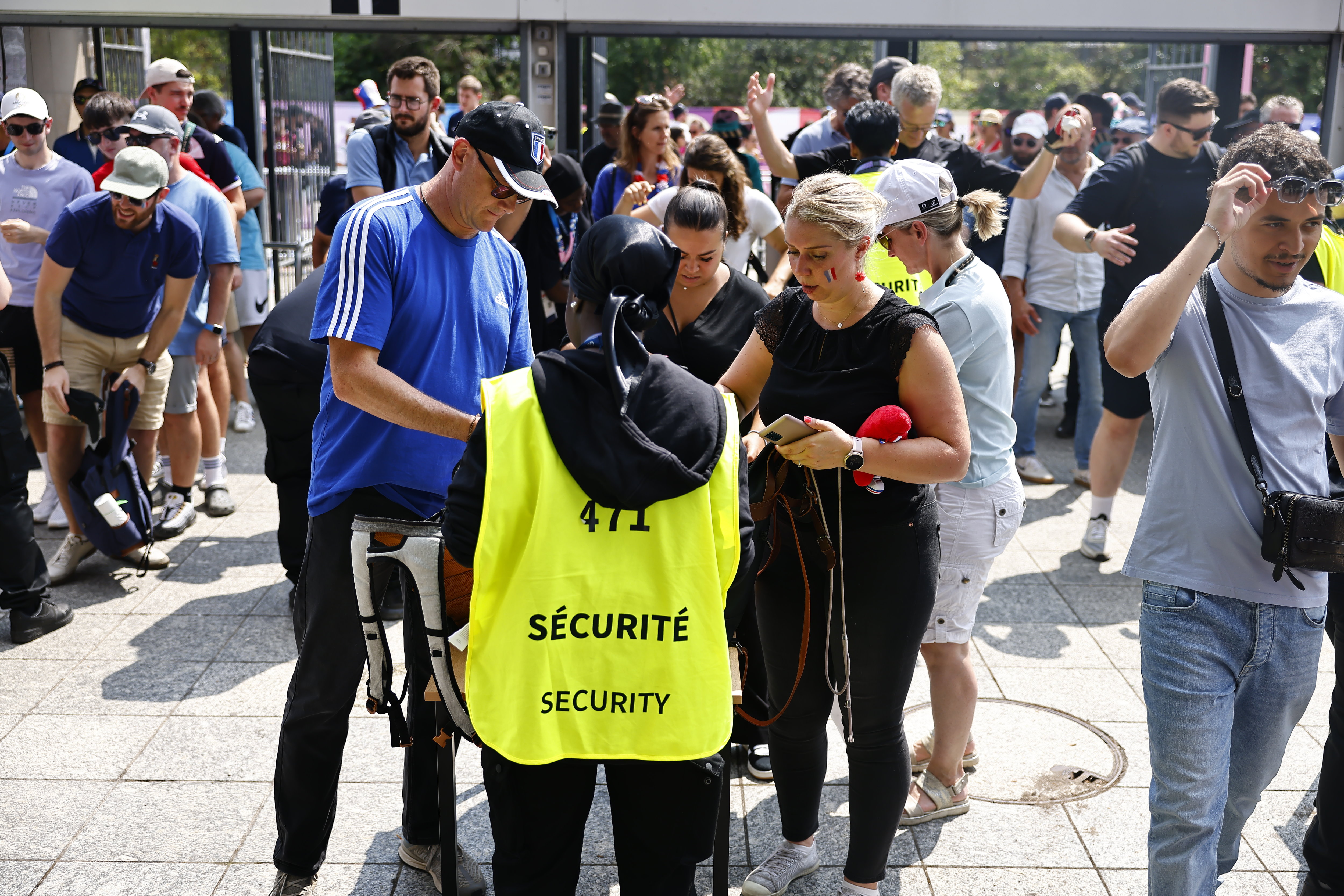 Comme ici au Stade de France, les casques sont interdits sur les sites olympiques. LP/Olivier Corsan