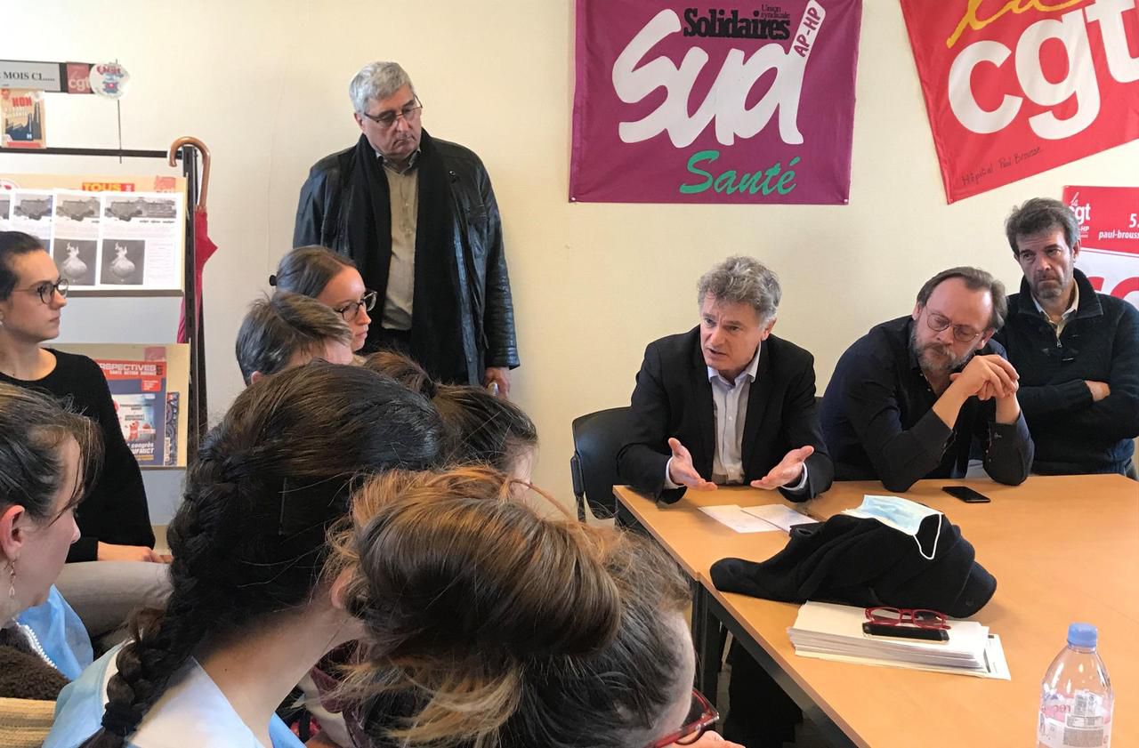 <b></b> Villejuif, ce mercredi. Le secrétaire national du PCF Fabien Roussel est venu écouter les doléances du personnel soignant du centre hépato-biliaire de Paul-Brousse en grève pour demander plus d’effectifs.