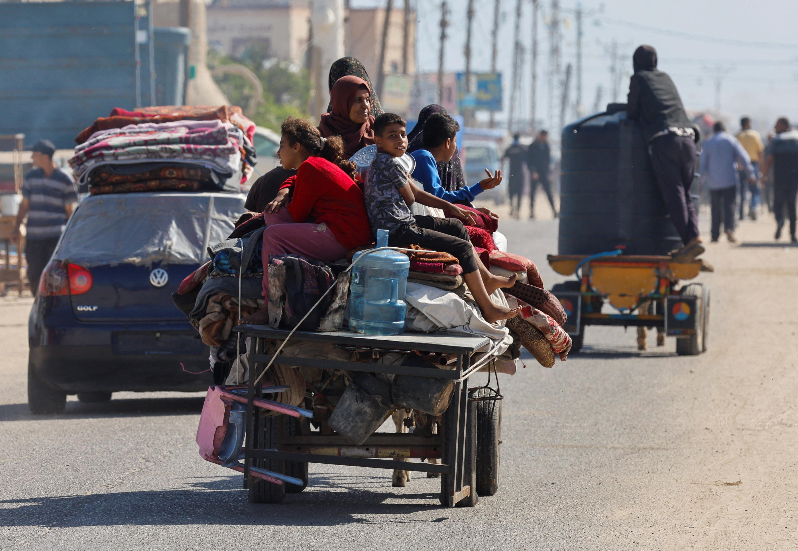 Plus de 100 000 personnes ont fui Rafah en quatre jours, alors qu'une offensive israélienne menace la ville. REUTERS/Mohammed Salem