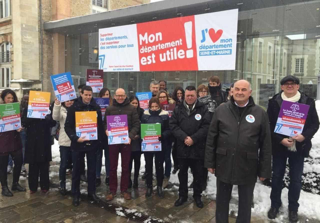 <b></b> Melun, ce mercredi. Quelques agents du département sont venus malgré l’annulation du rassemblement, soutenir l’action exigeant le maintien des départements.