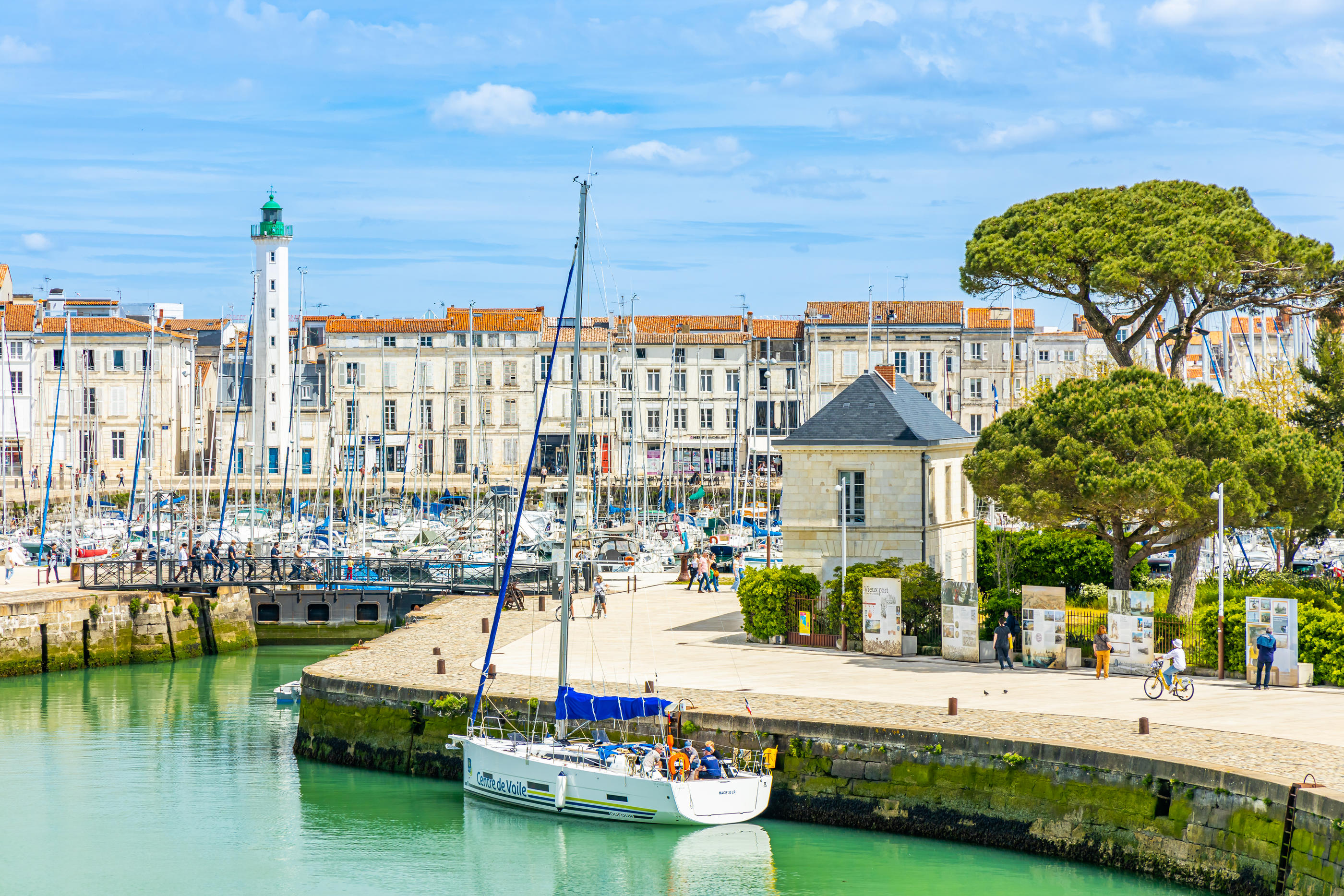 L'entrée du Bassin à Flot, dans le vieux port de La Rochelle (Charente-Maritime). Jean-Luc Ichard