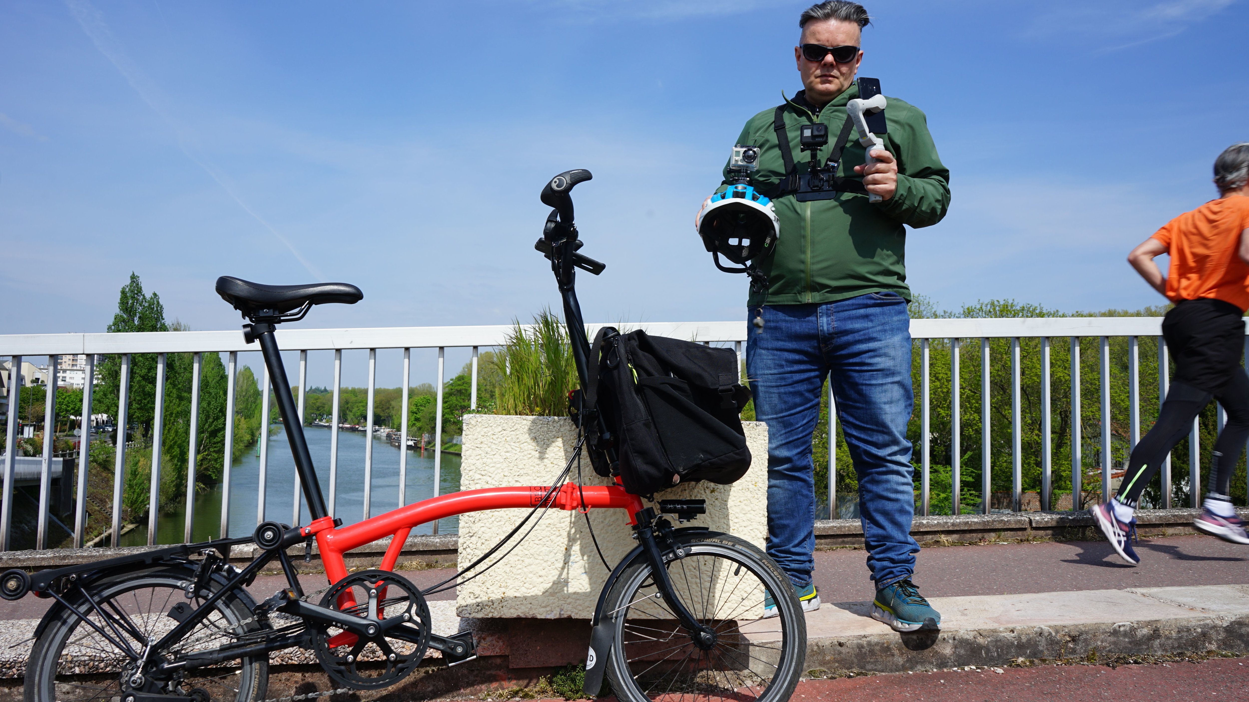 Créteil (Val-de-Marne), mercredi 20 avril. Équipé de plusieurs caméras, Laurent Piétri documente ses trajets à vélo en banlieue et les partage sur sa chaîne YouTube. LP/M.Fr.