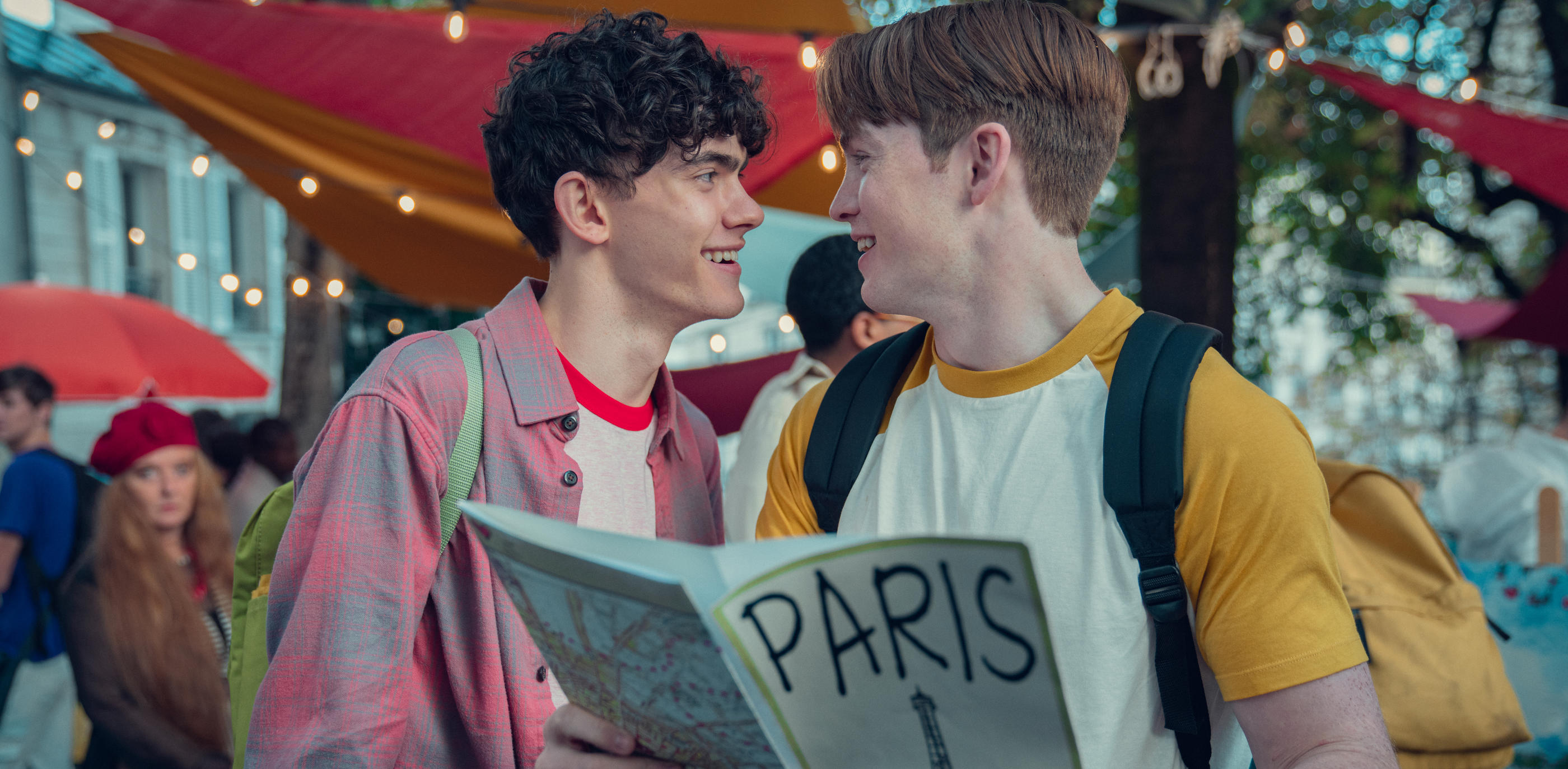 Au fil de trois volets de «Heartstopper» saison 2, les collégiens Kit Connor (Charlie) et Joe Locke (Nick) arpentent les rues de Paris.  Netflix