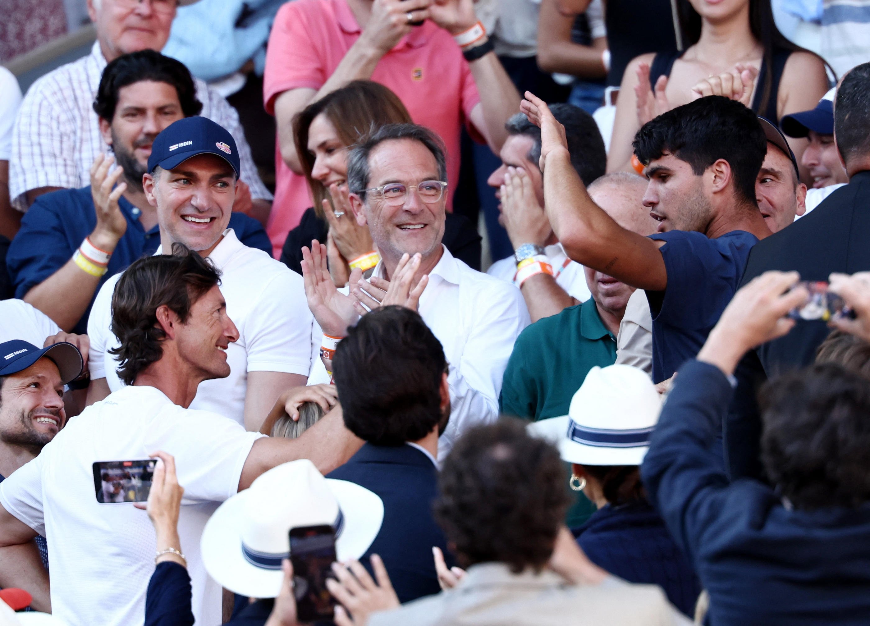 Juan Carlos Ferrero (à g.) félicite son poulain Carlos Alcaraz à l'issue de sa victoire à Roland-Garros, ce dimanche. Reuters/Stéphanie Lecocq