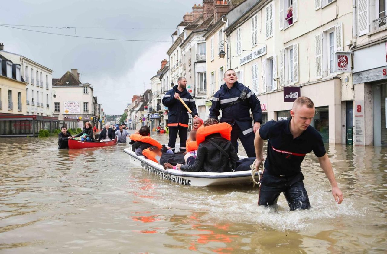 <b></b> Nemours, le 1er juin 2016. Le centre-ville et ses commerces avaient été complètement envahis par les eaux du Loing en crue.