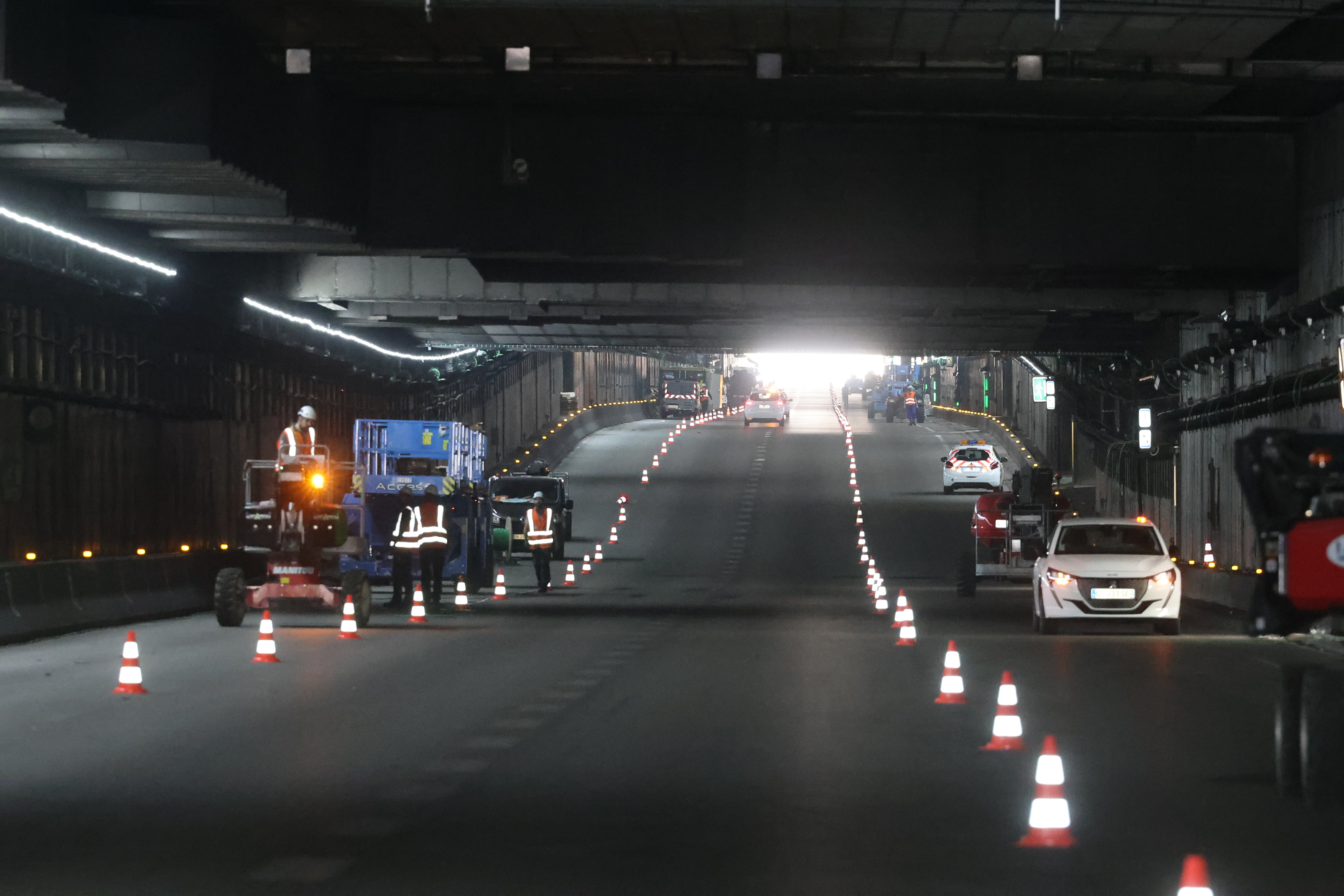 Les travaux dans le tunnel du Landy permettent d’installer 800 nouveaux éclairages LED, plus efficaces et économes, et de changer 20 km de câbles. LP/Ph Lavieille