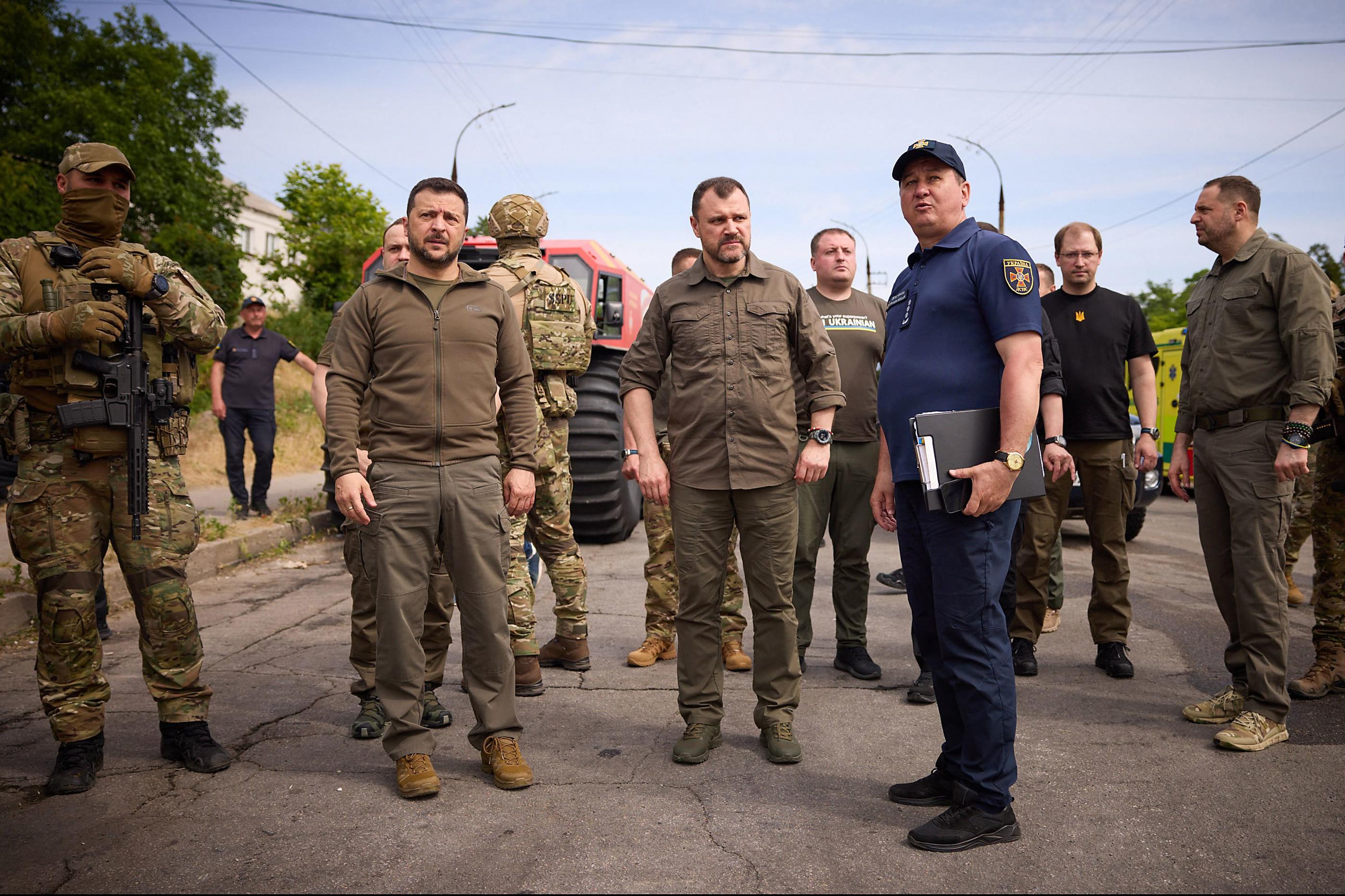 Volodymyr Zelensky s'est rendu ce jeudi à Kherson après la destruction du barrage qui a inondé la ville. AFP PHOTO