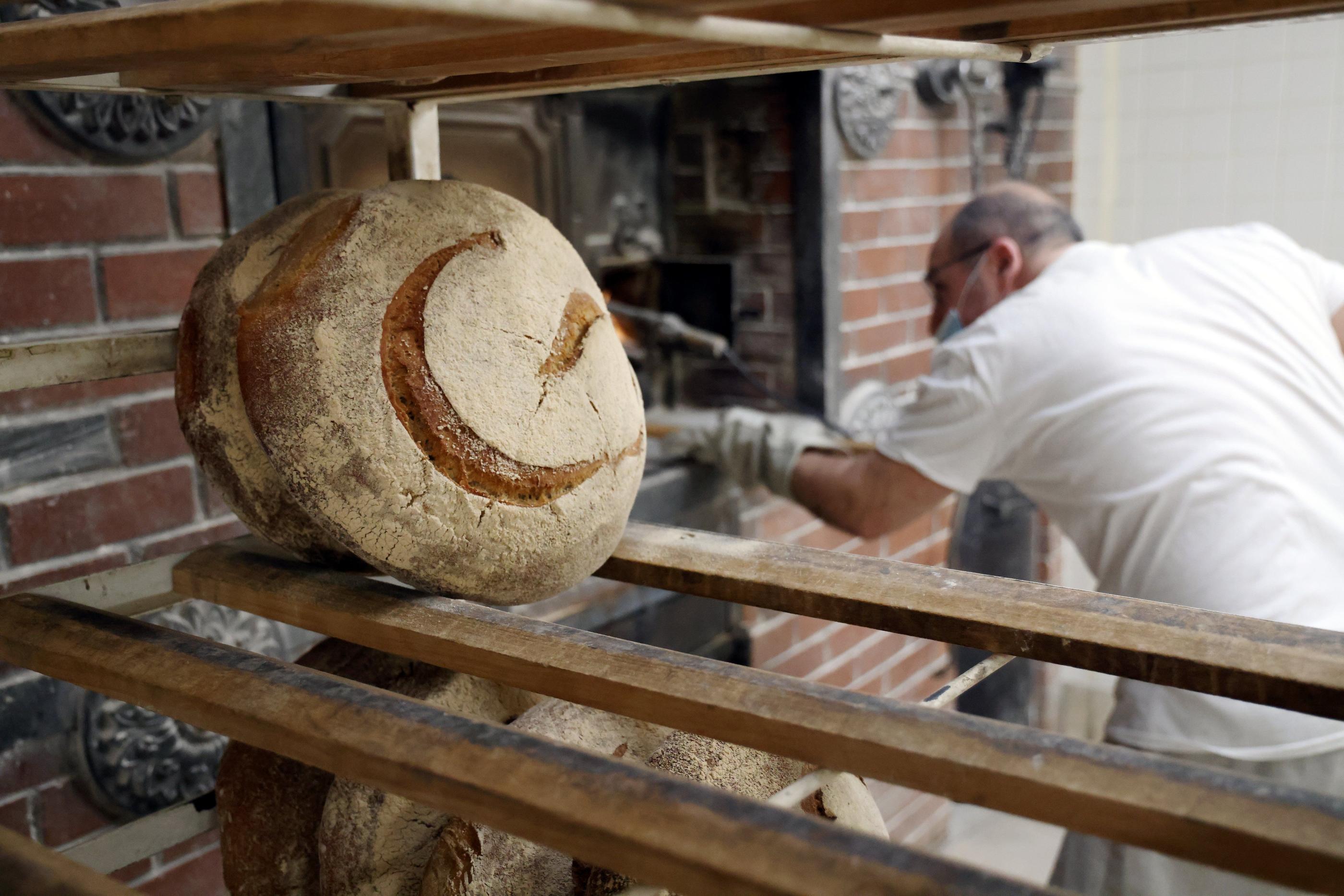 Inspirés par de grands noms comme Poilâne (ici en photo), de nombreux boulangers cherchent à produire un pain de meilleure qualité que la baguette à mie blanche. LP/Jean-Baptiste Quentin