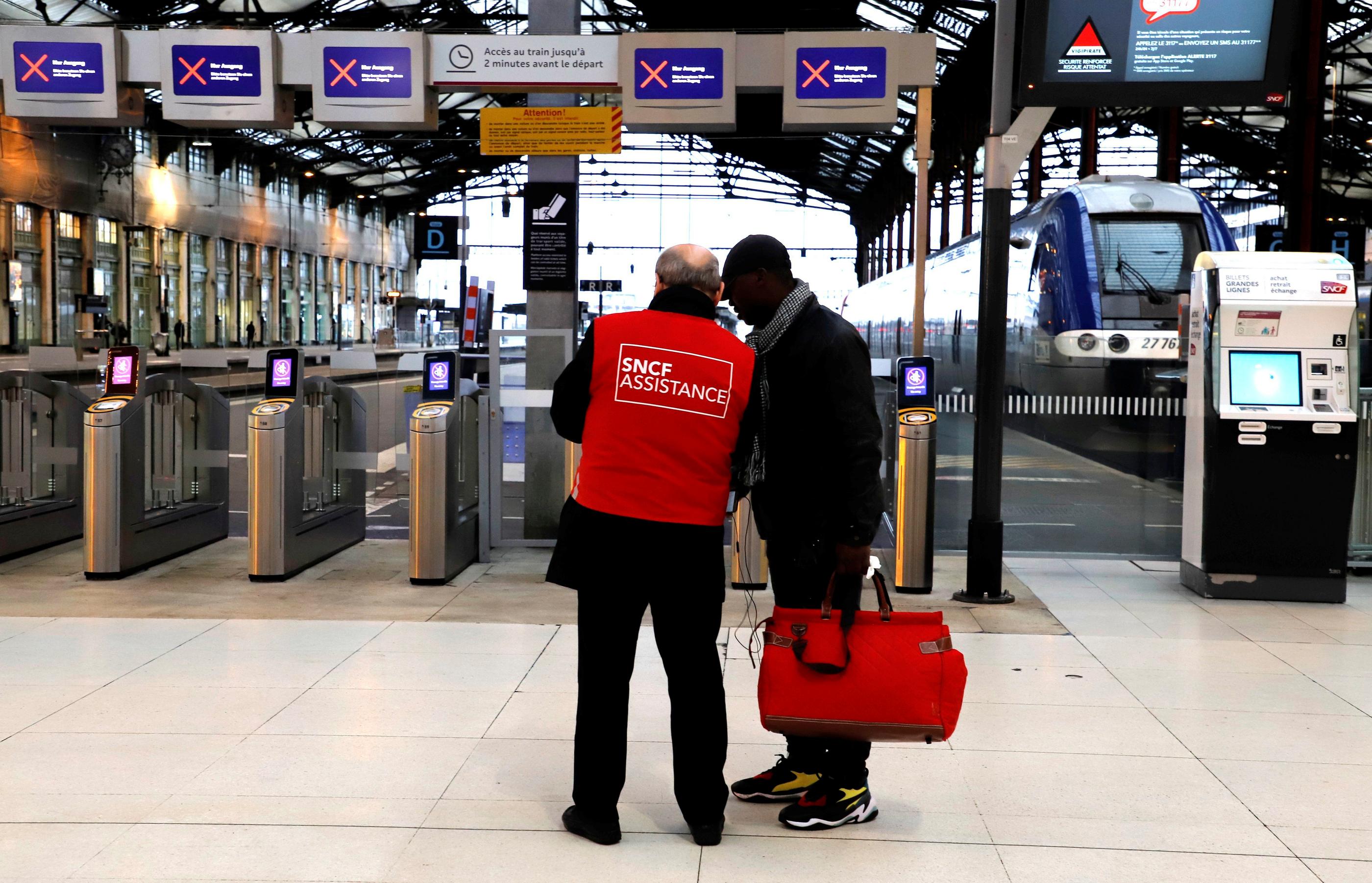 L'application TradSNCF équipera les 50 000 agents SNCF en contact avec le public pendant les olympiades : contrôleurs, agents de sûreté, agent d’escale… (Illustration) LP/Delphine Goldsztejn