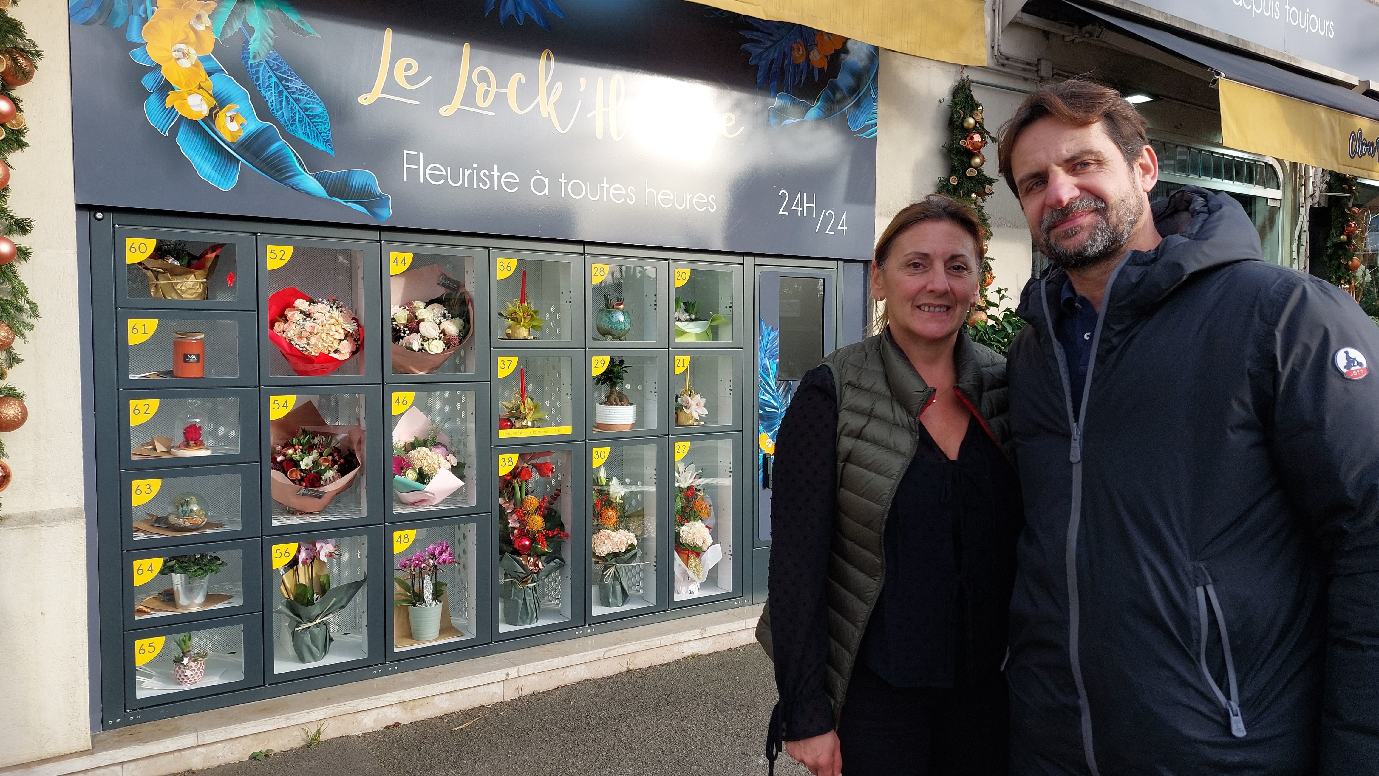 Gournay, le 27 décembre. Stéphane et Sophie Briand vendent des fleurs à toute heure. Ils ont installé un distributeur accessible depuis la rue, juste à côté de leur boutique. LP/Elsa Marnette