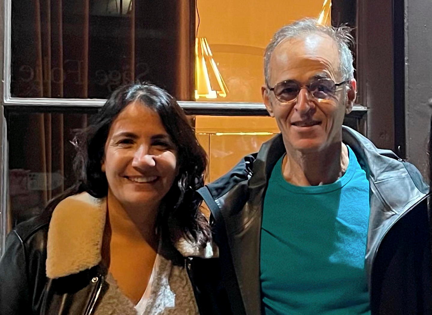 Nadia Bachmar, enseignante à Vénissieux (Rhônes), avec Jean-Jacques Goldman qui a écrit une chanson pour ses élèves en 2022. Photo prise en octobre 2022 à Lyon. DR