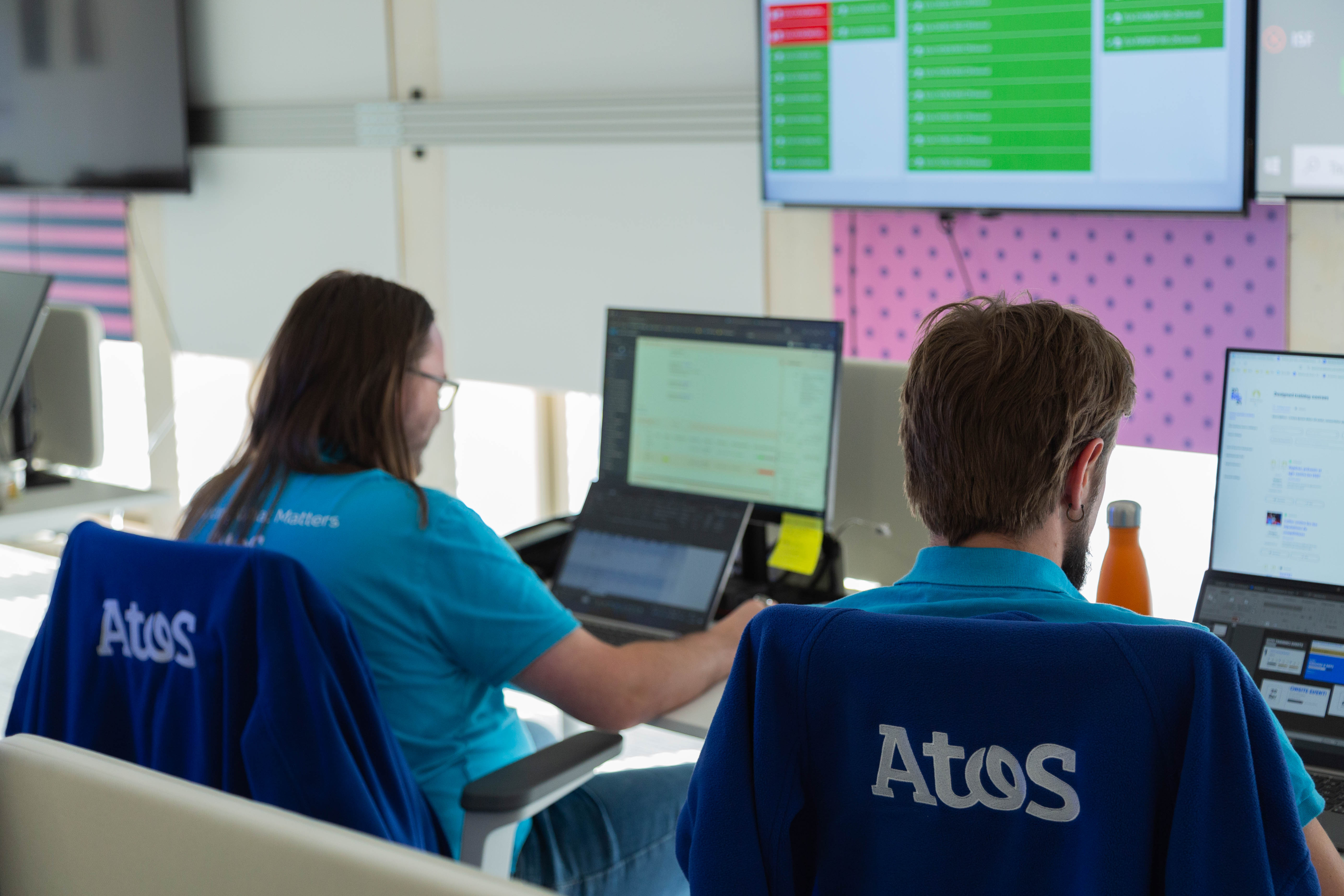 Les techniciens informatiques de chez Atos collaborent avec d'autres experts de grands groupes pour éviter tout couac informatique. Atos