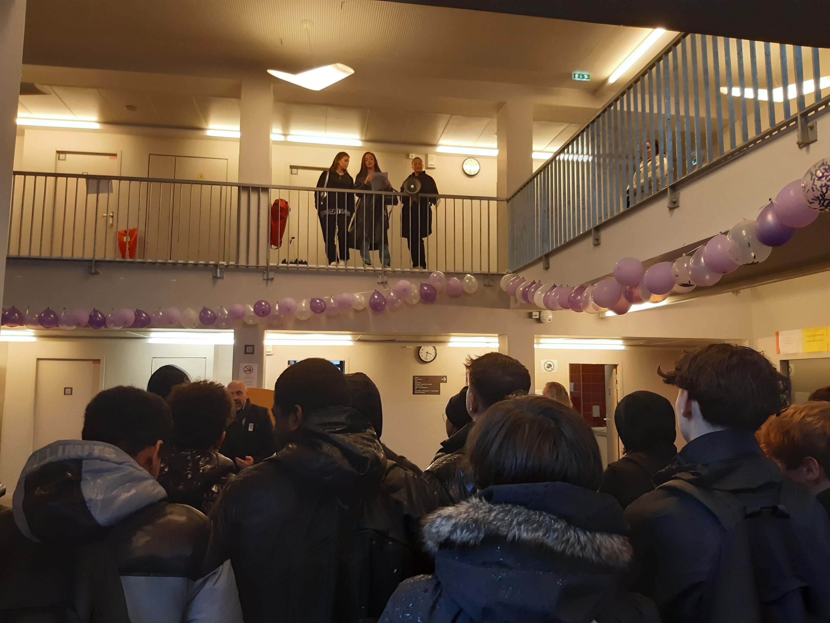 Sceaux (Hauts-de-Seine), mercredi 8 mars 2023. Trois élèves de la classe de filles à l'origine de cette action de sensibilisation aux inégalités hommes-femmes ont expliqué leur démarche aux garçons. LP/M.L.