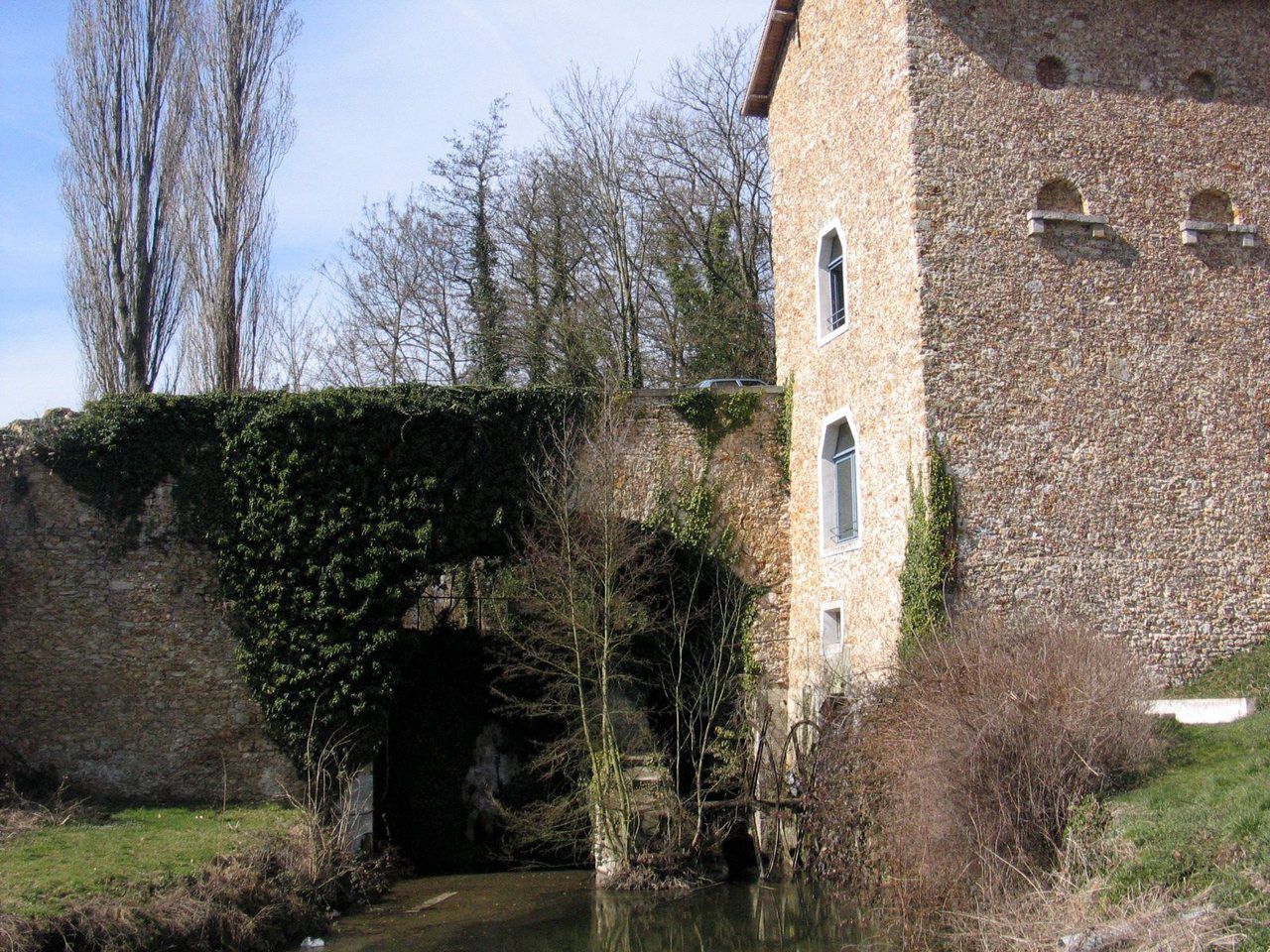 <b></b> Chateaufort. Le moulin bénéficie d’une « position pittoresque » à flanc de colline et contre le pont.