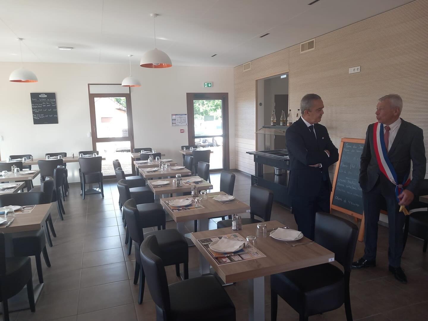 Le préfet Hervé Jonathan, à gauche, échange avec le maire d'Ouarville à l'occasion de l'inauguration du restaurant de la commune "La table gourmande". LP/Emmanuel Senecharles