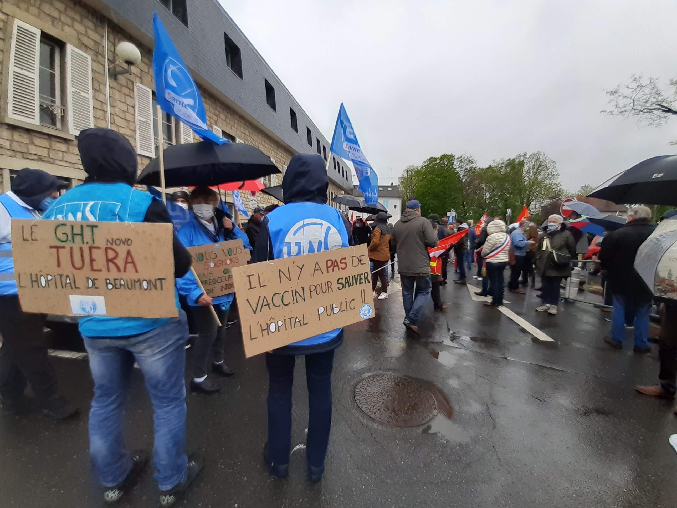 Beaumont-sur-Oise, le 6 mai 2021. Près de 200 personnes ont répondu à l'appel de la CGT, Sud et l'Unsa pour manifester contre les fermetures de lits et de services de l’hôpital. LP/Thibault Chaffotte