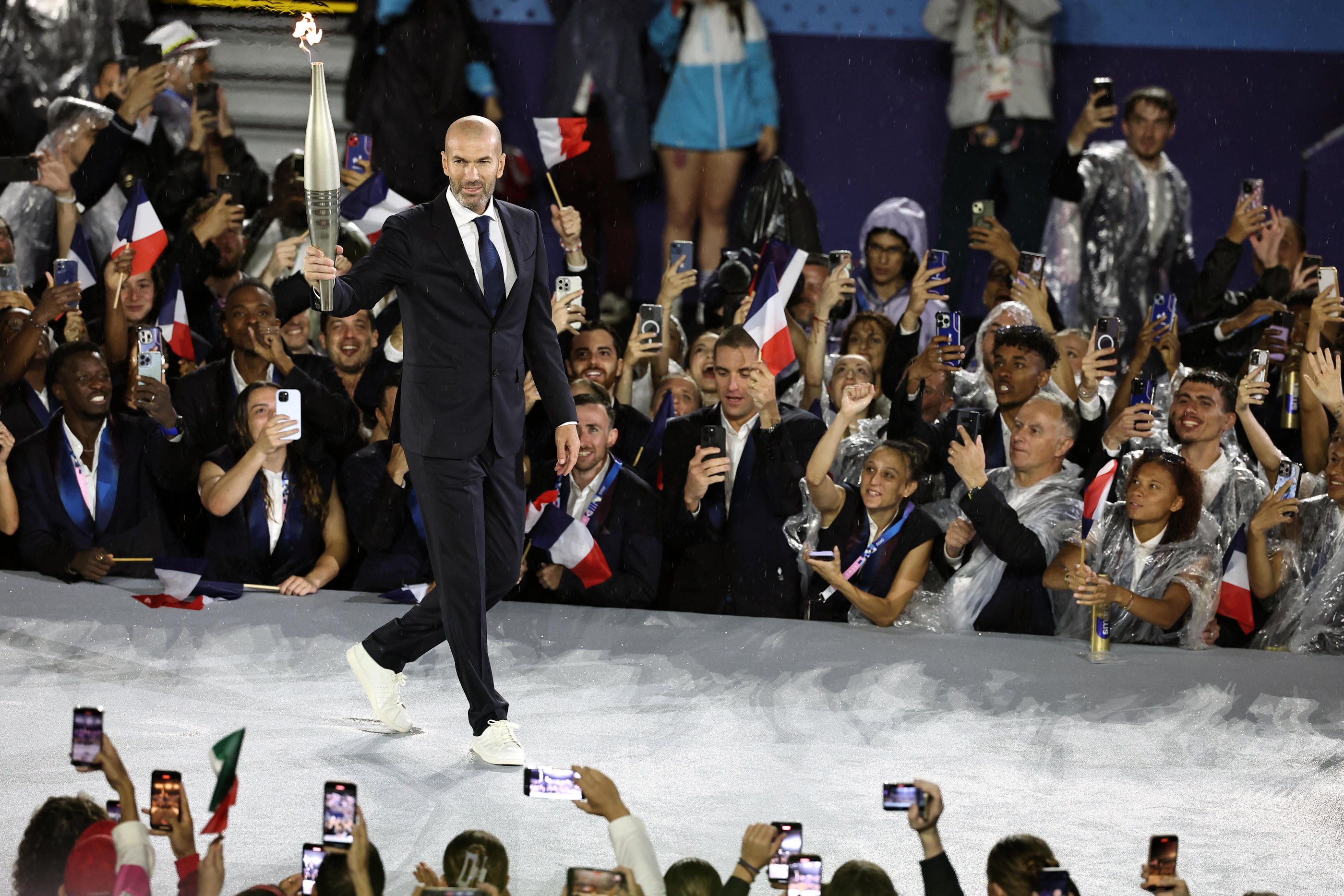 Zinedine Zidane devant la délégation française sur la scène du Trocadéro. Icon Sport