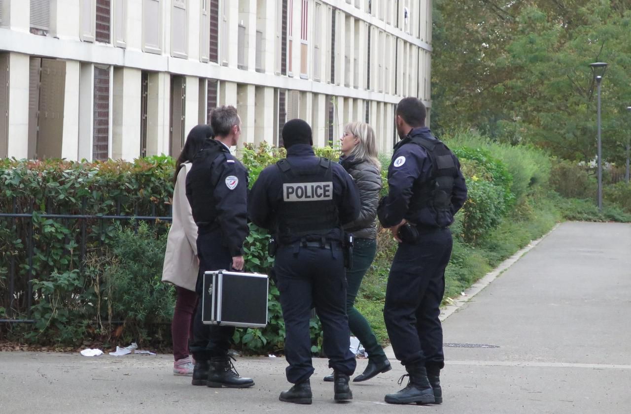 <b></b> Sarcelles (Val-d’Oise), mercredi 24 octobre 2018. Les policiers dans une allée à proximité du lieu du drame, dans le quartier des Sablons.