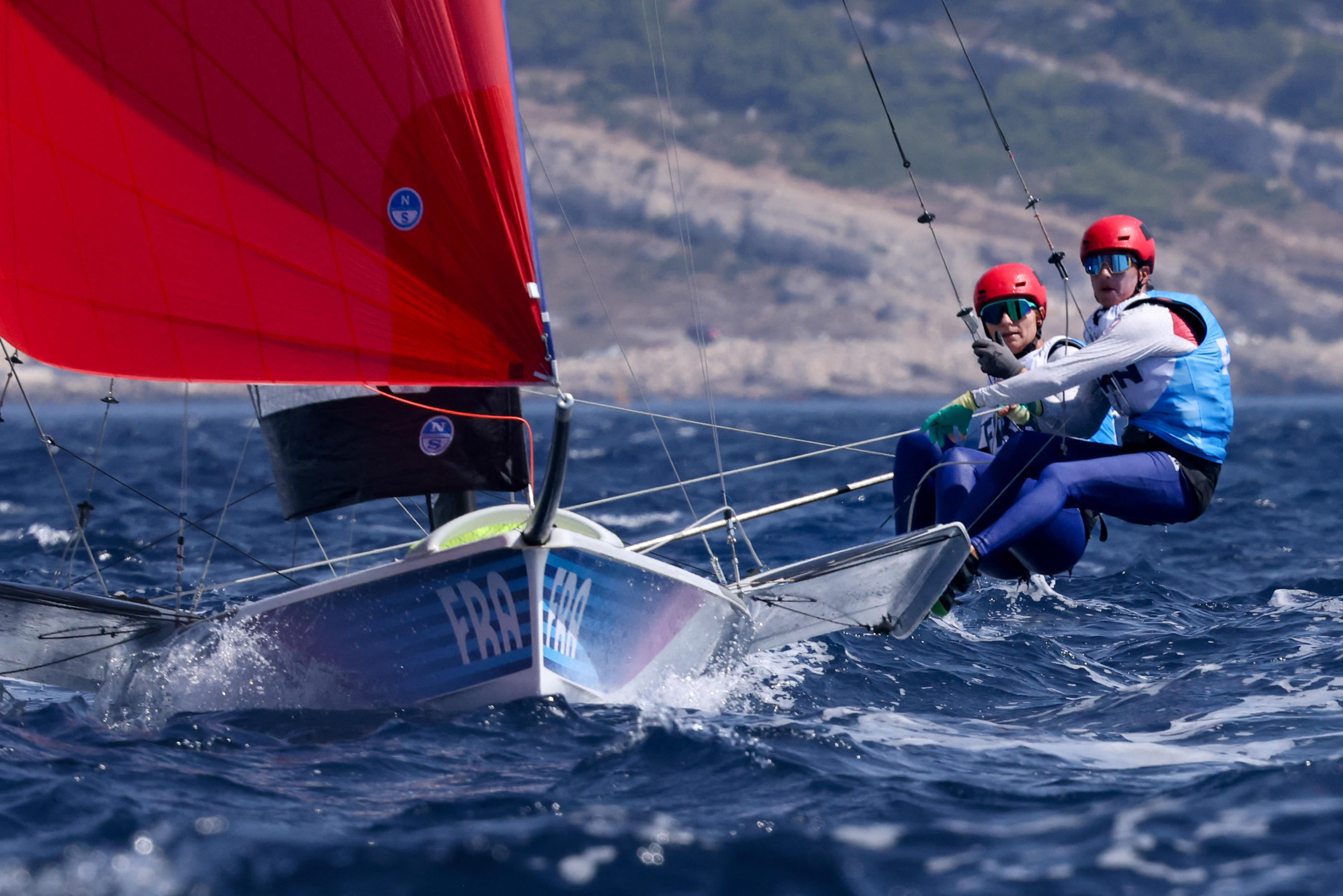 Charline Picon et Sarah Steyaert ont remporté ce vendredi la médaille de bronze en 49er FX sur le plan d'eau de Marseille. ©Sylvain Rostaing / Le Pictorium/MAXPPP