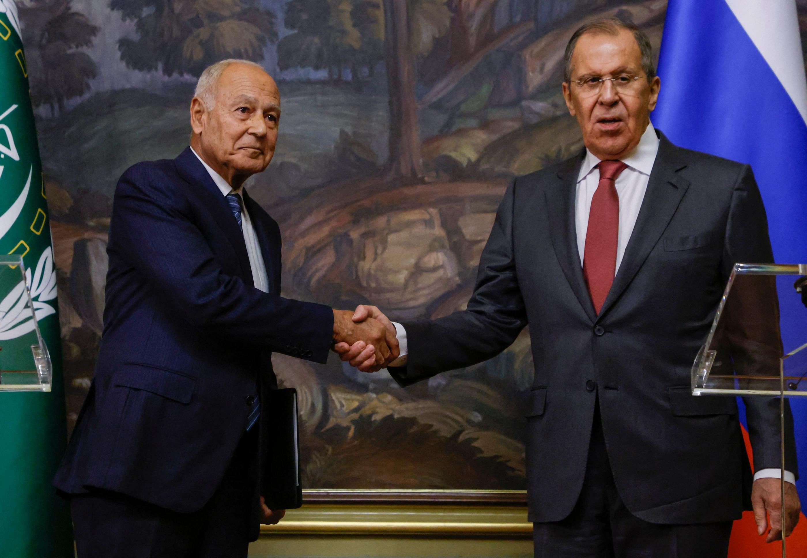 Moscou, 9 octobre 2023. Le ministre russe des Affaires étrangères Sergueï Lavrov (à droite) et le secrétaire général de la Ligue arabe, le général Ahmed Aboul Gheit (à gauche). AFP/Sergei Ilnitsky